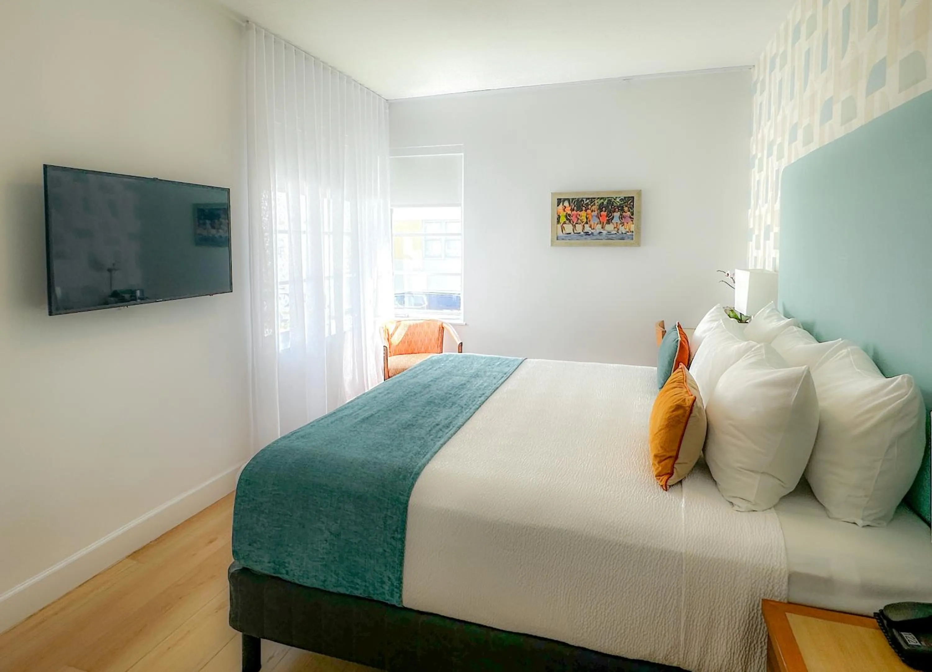 Photo of the whole room, Bed in Avalon Hotel