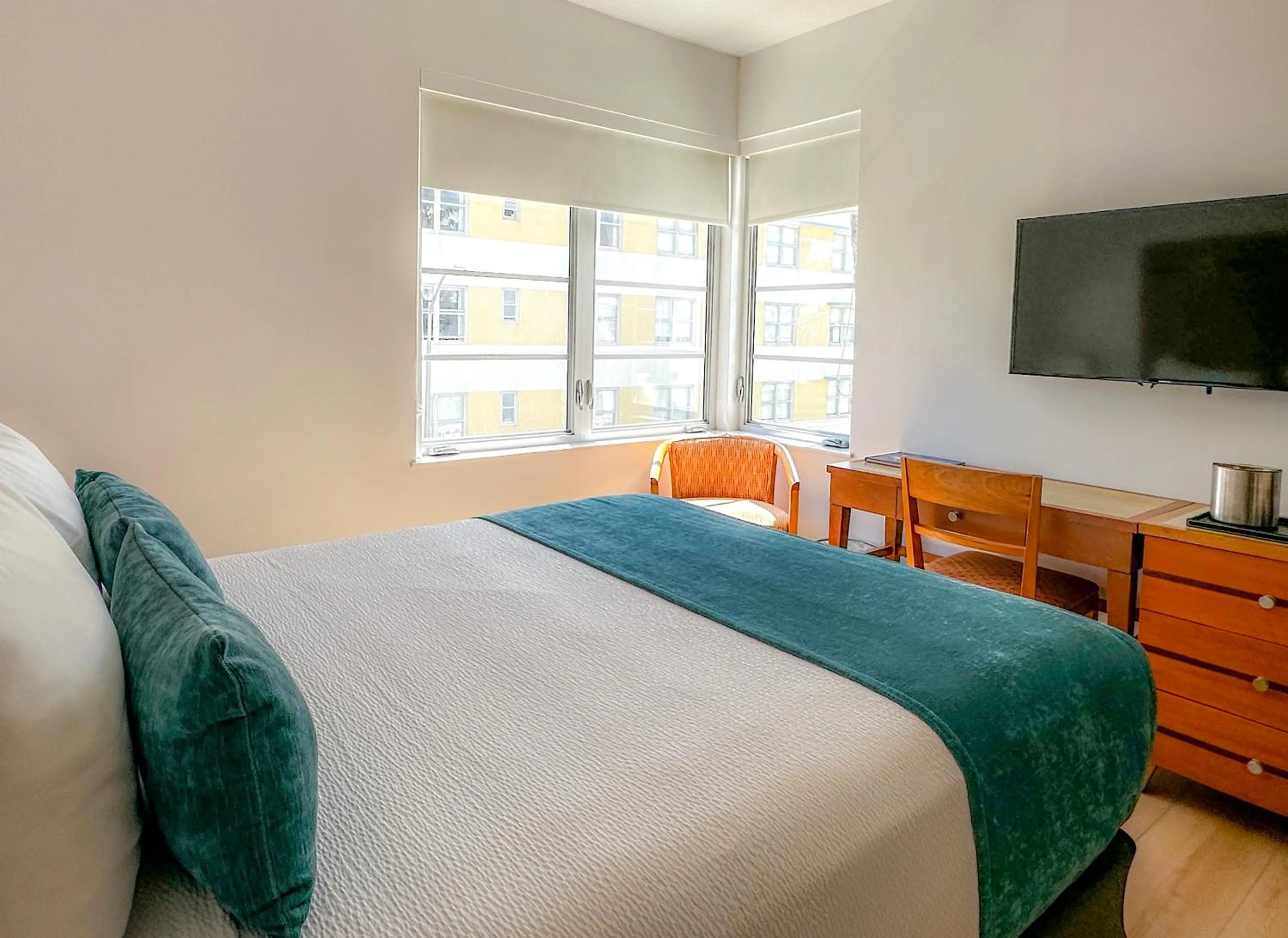 TV and multimedia, Bed in Avalon Hotel