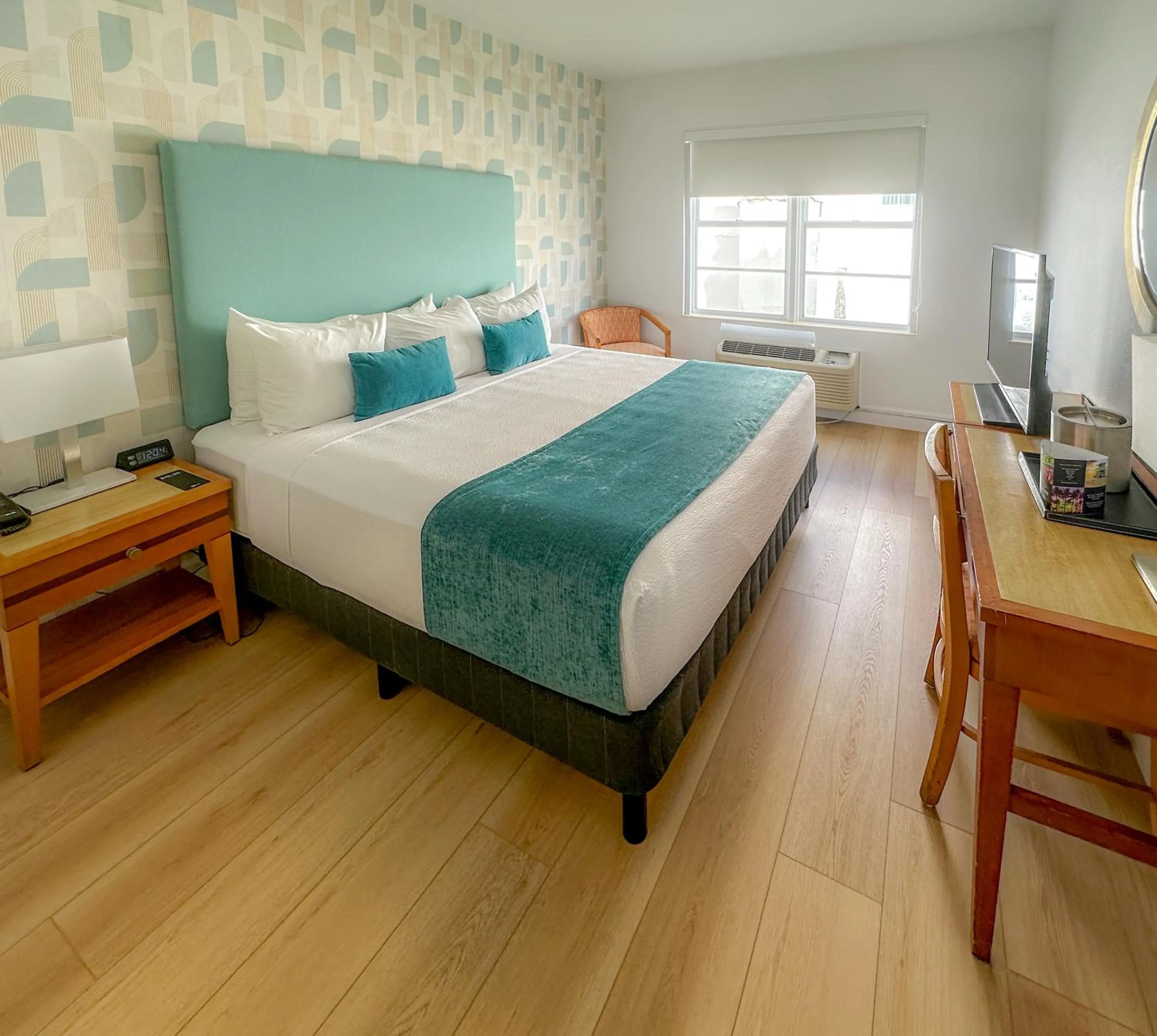 Photo of the whole room, Bed in Avalon Hotel