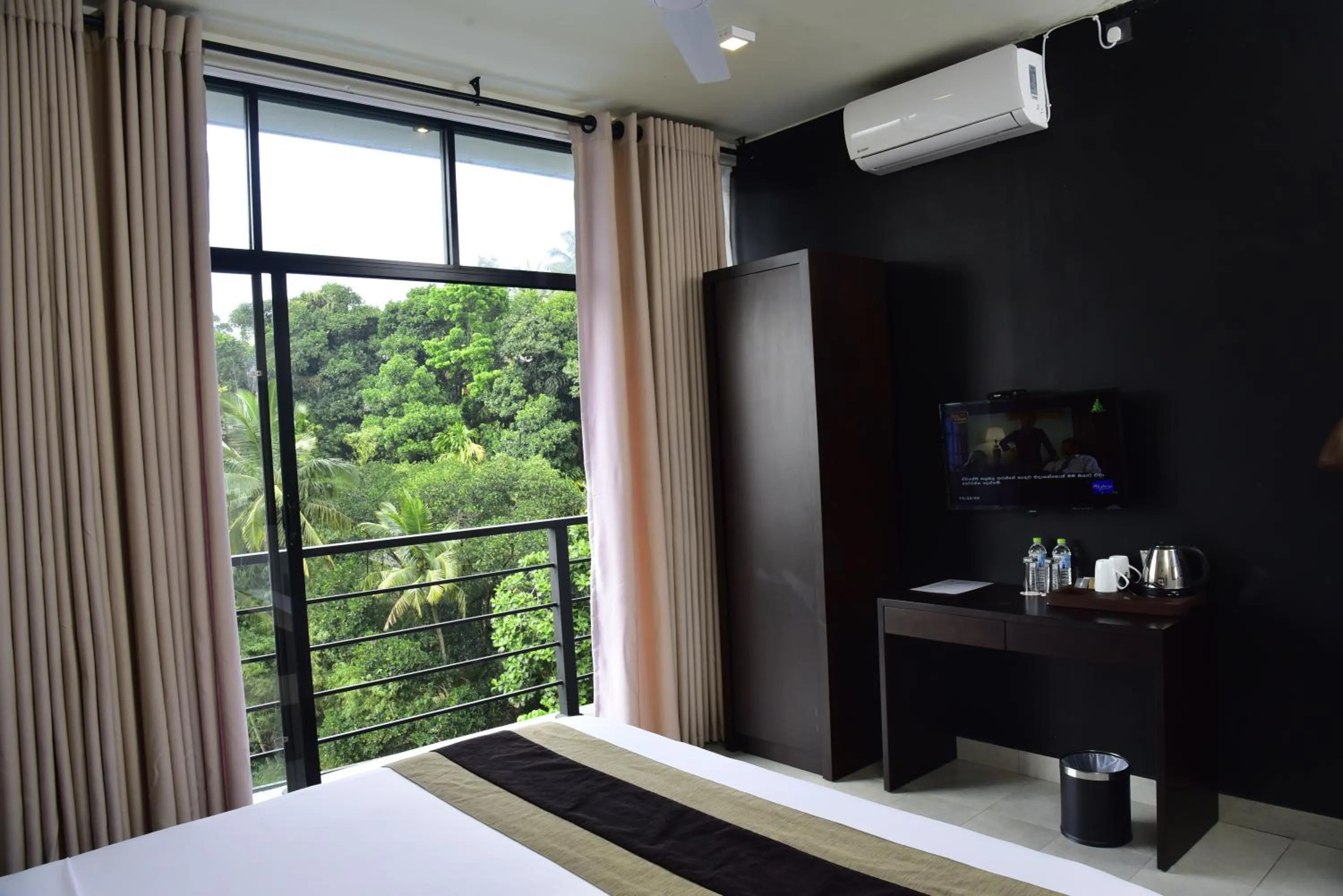 Communal lounge/ TV room, Bed in Pine Hill Residence