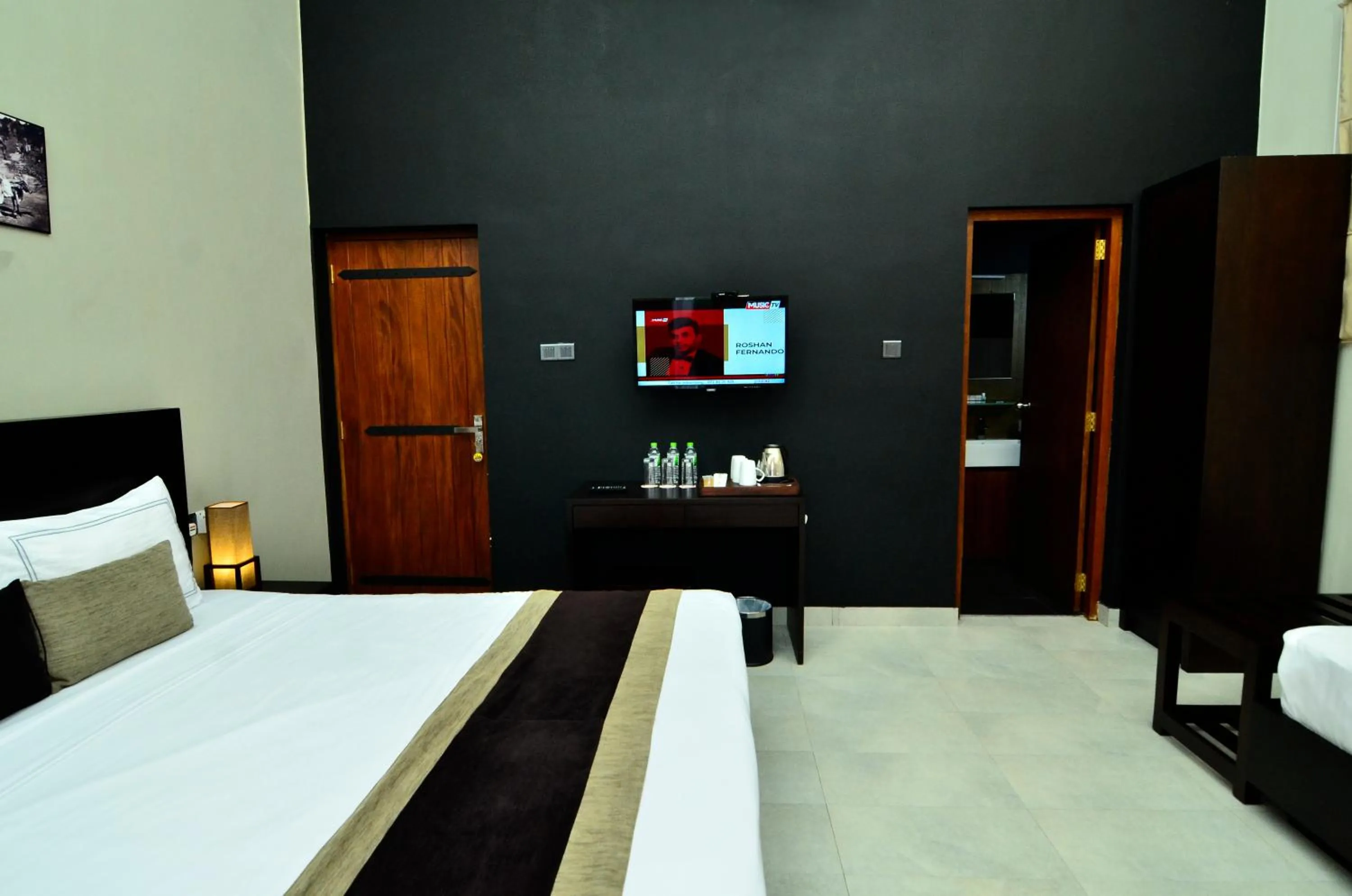 Communal lounge/ TV room, Bed in Pine Hill Residence