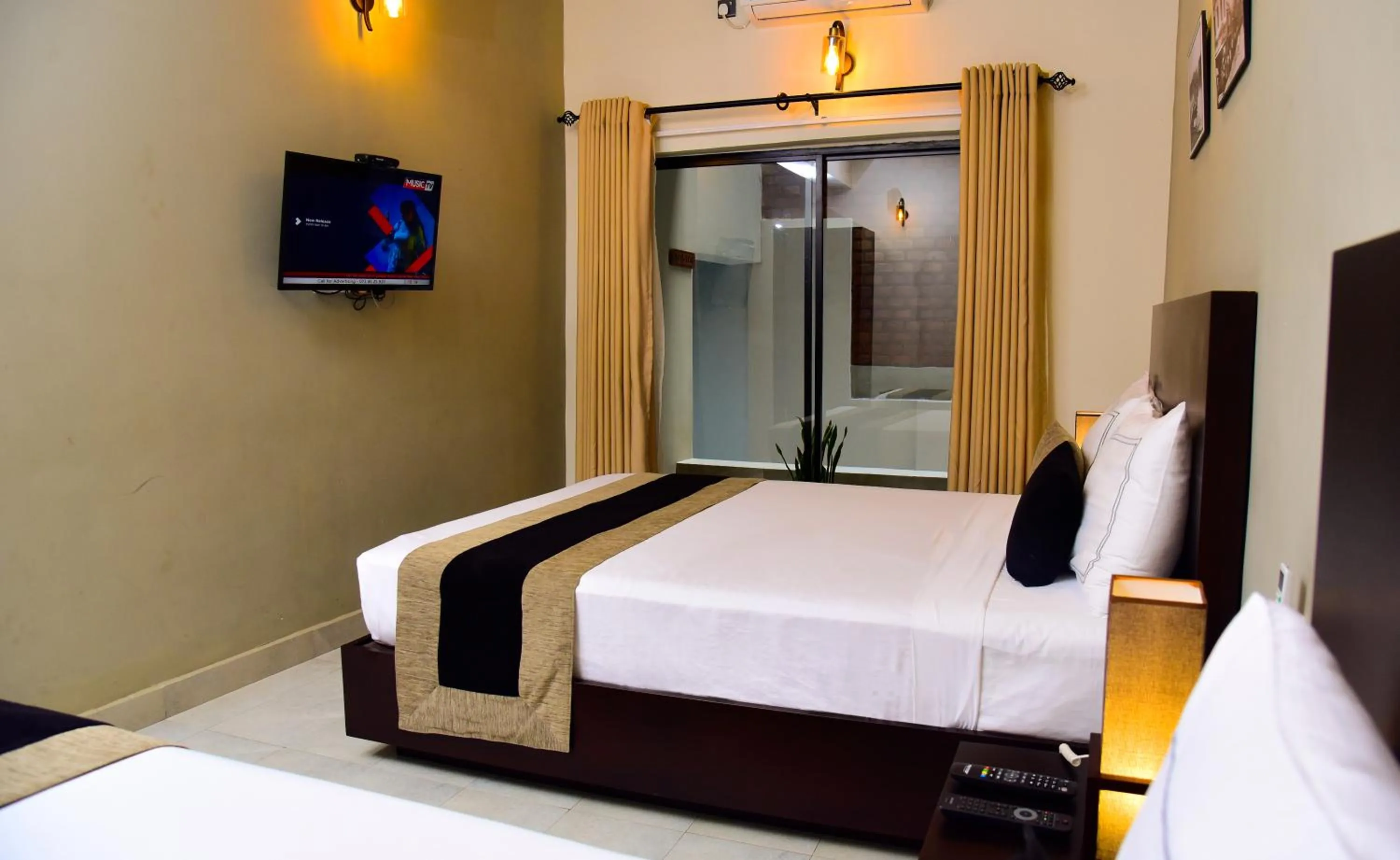 Communal lounge/ TV room, Bed in Pine Hill Residence