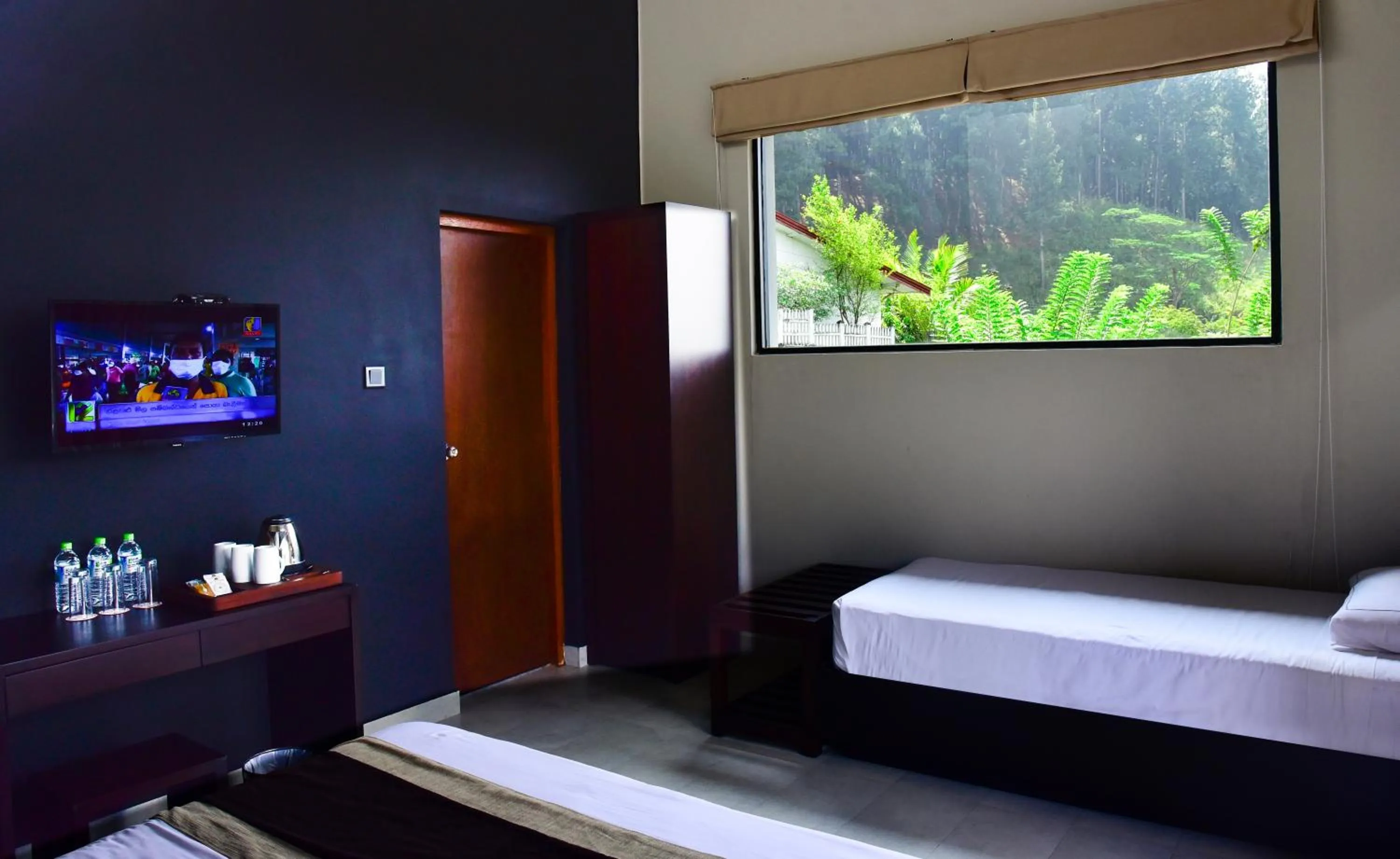 Communal lounge/ TV room, Bed in Pine Hill Residence