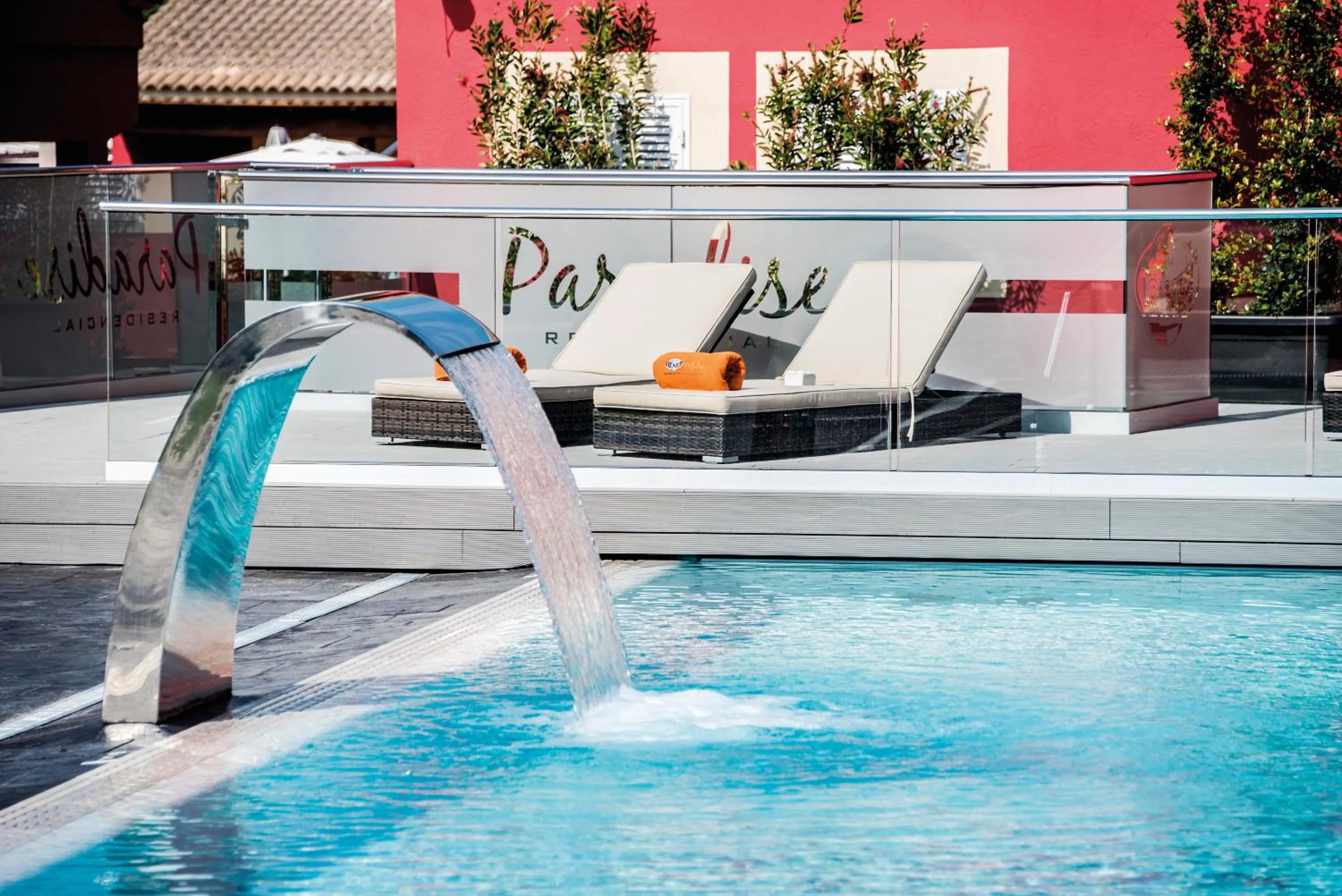 Swimming pool in Hotel Paradise Residencial