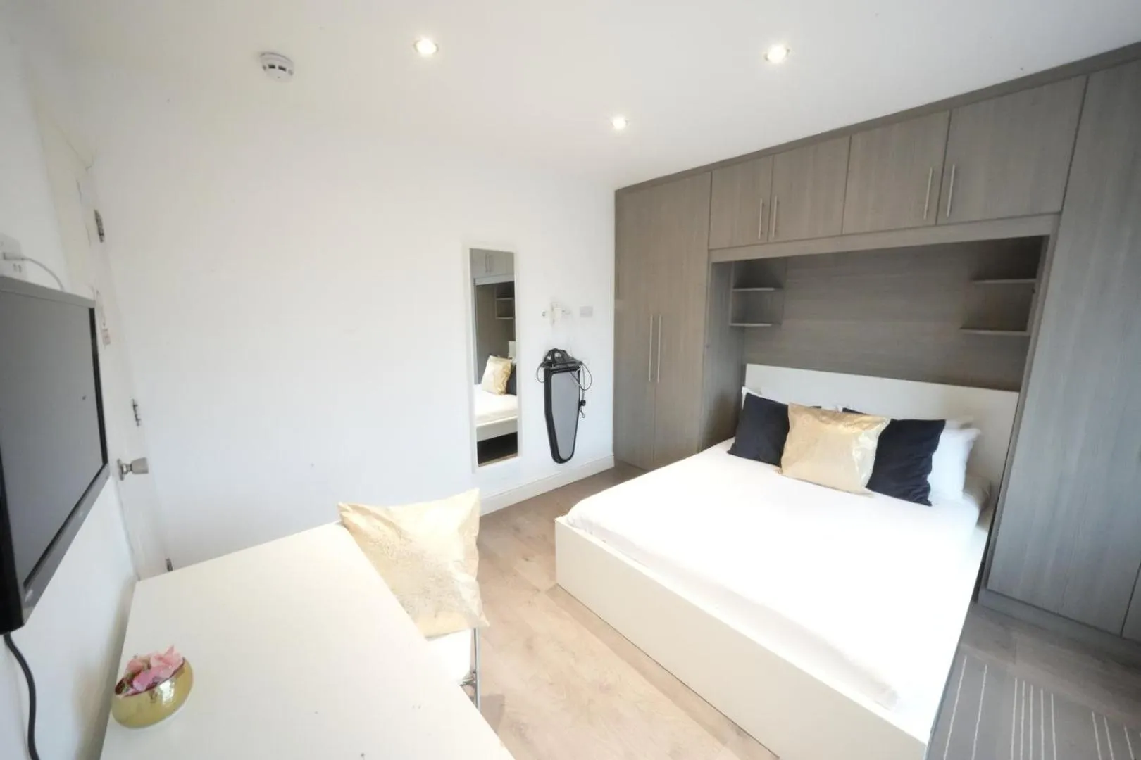 Bed in Grand Airport Ensuites