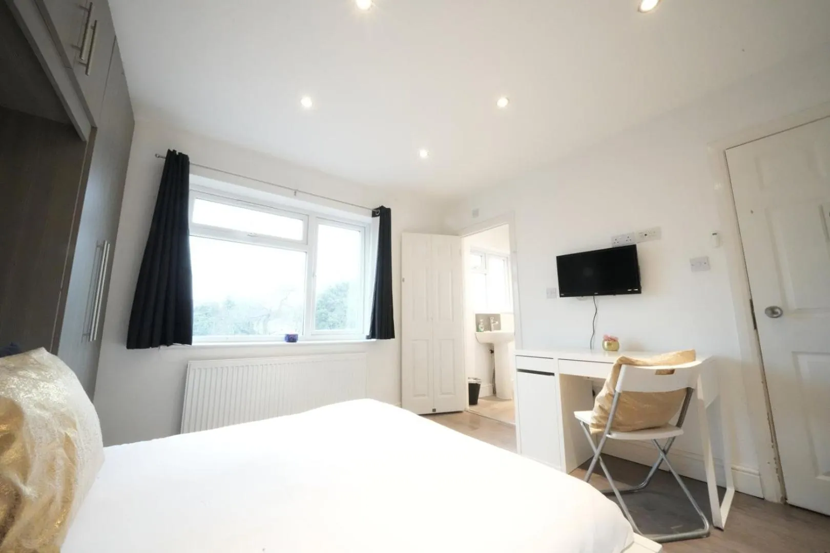 Bed in Grand Airport Ensuites