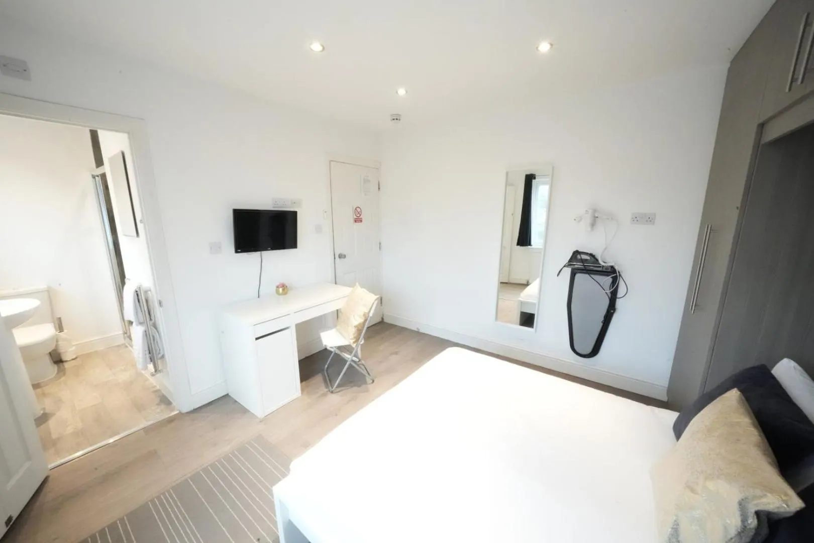 Toilet, Bed in Grand Airport Ensuites