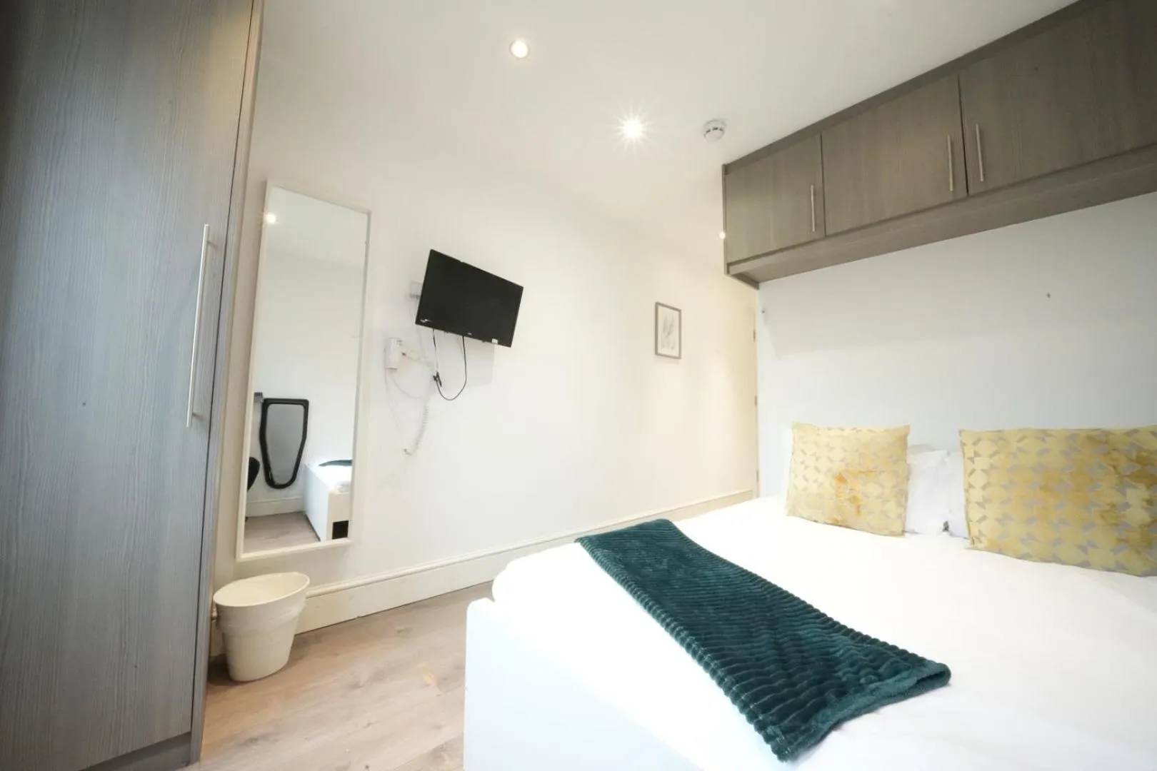 Bed in Grand Airport Ensuites