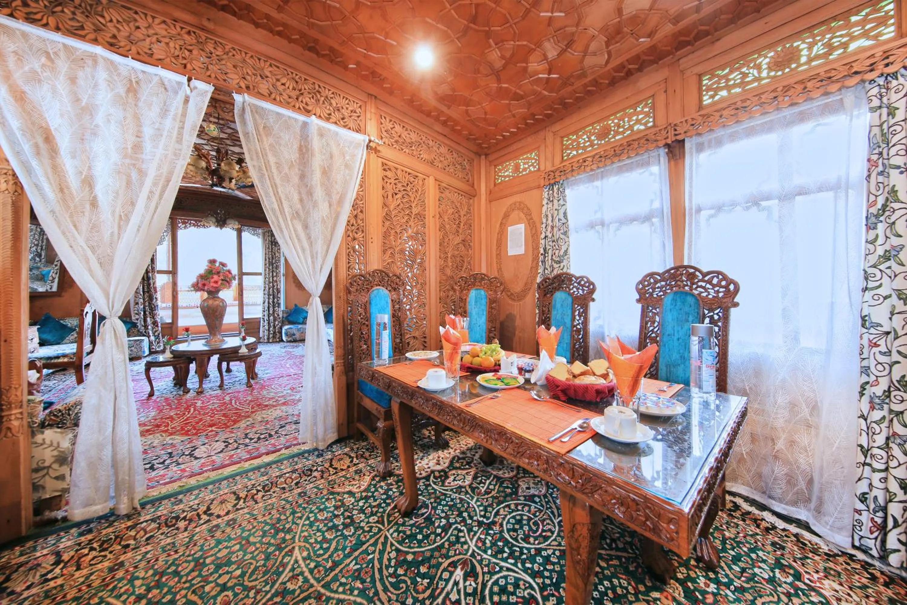 Restaurant/places to eat in Kolu Group Of Houseboats