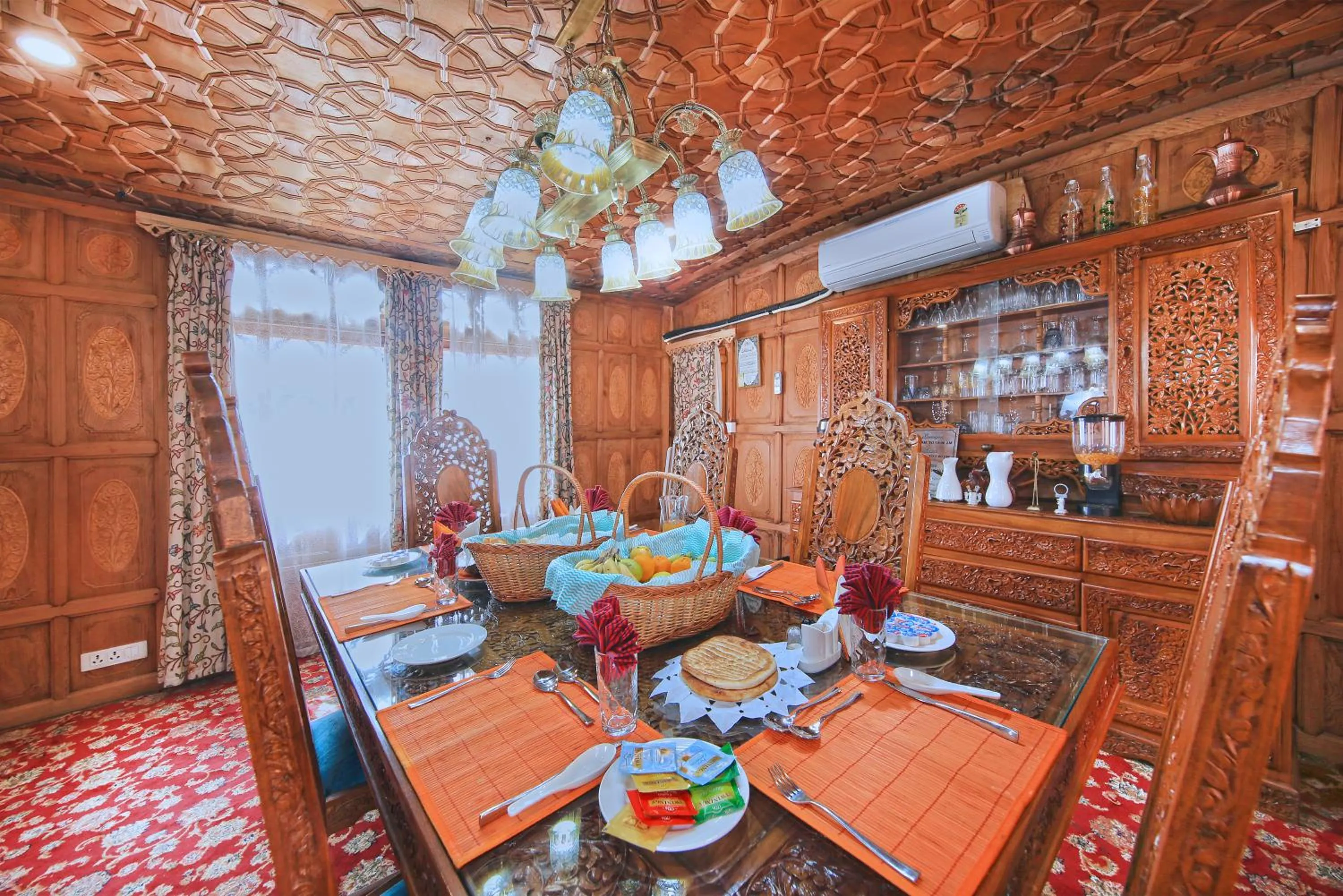 Dining area in Kolu Group Of Houseboats