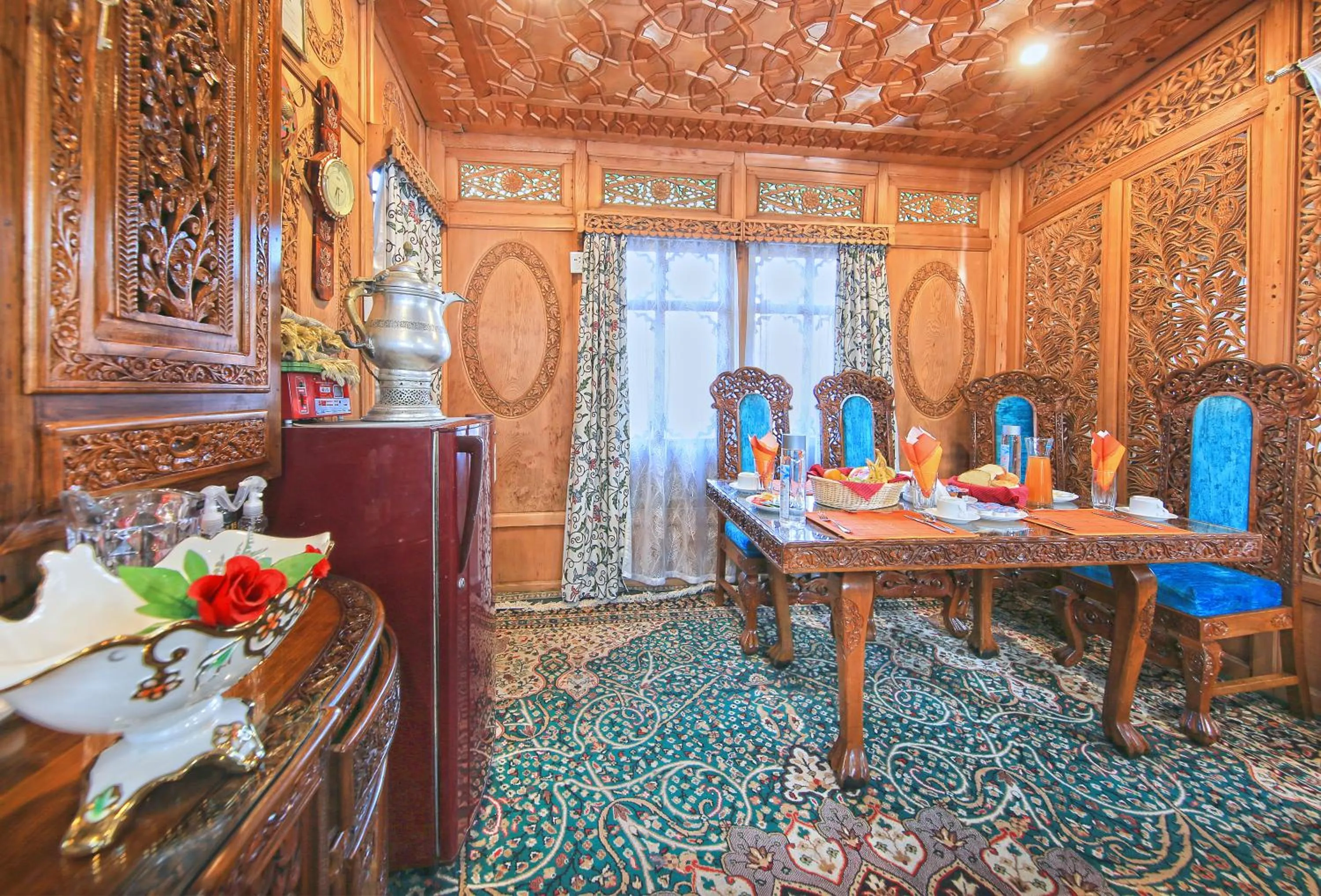 Dining area in Kolu Group Of Houseboats