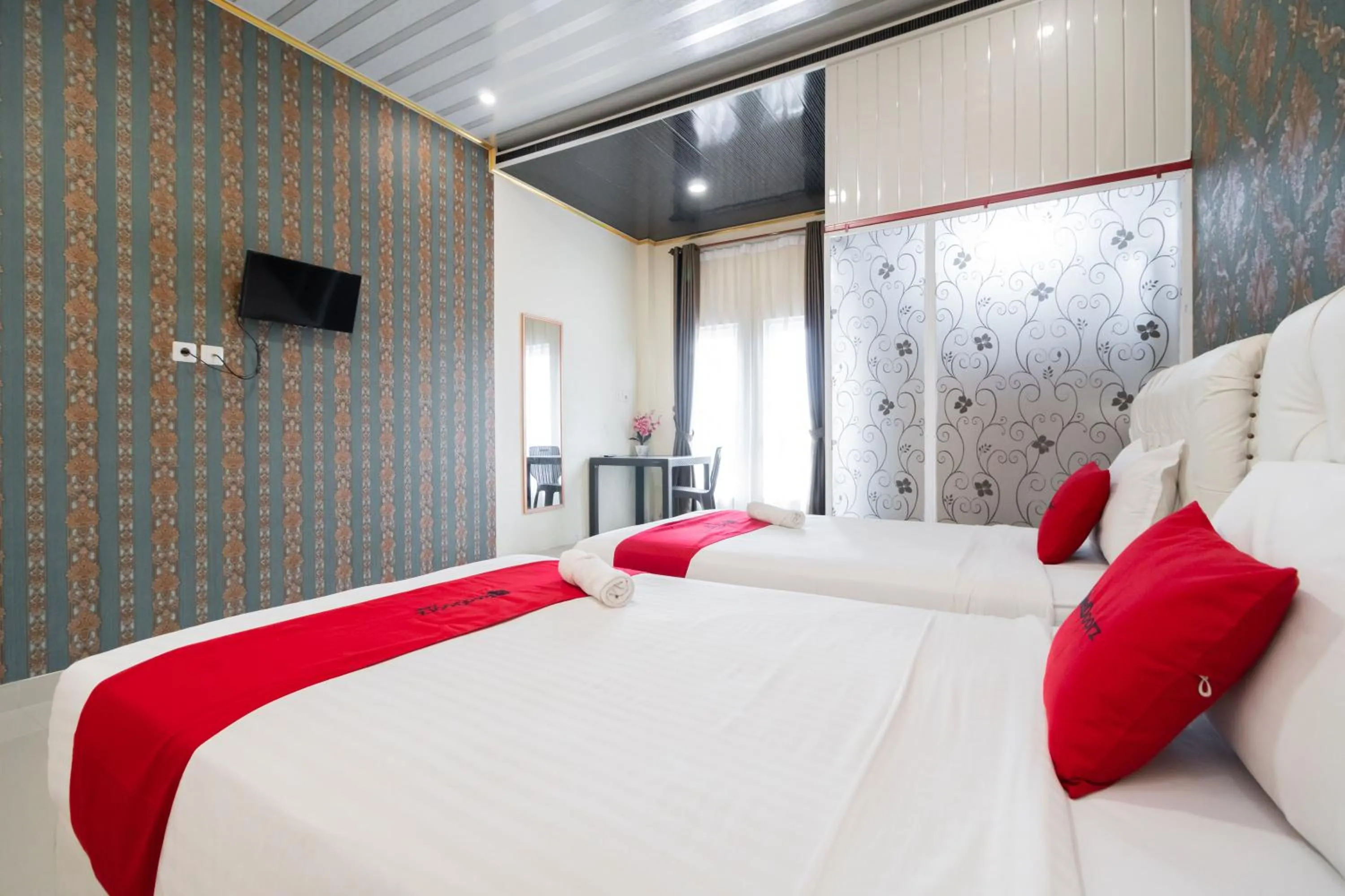 Bedroom, Bed in RedDoorz Syariah near Minangkabau International Aiport