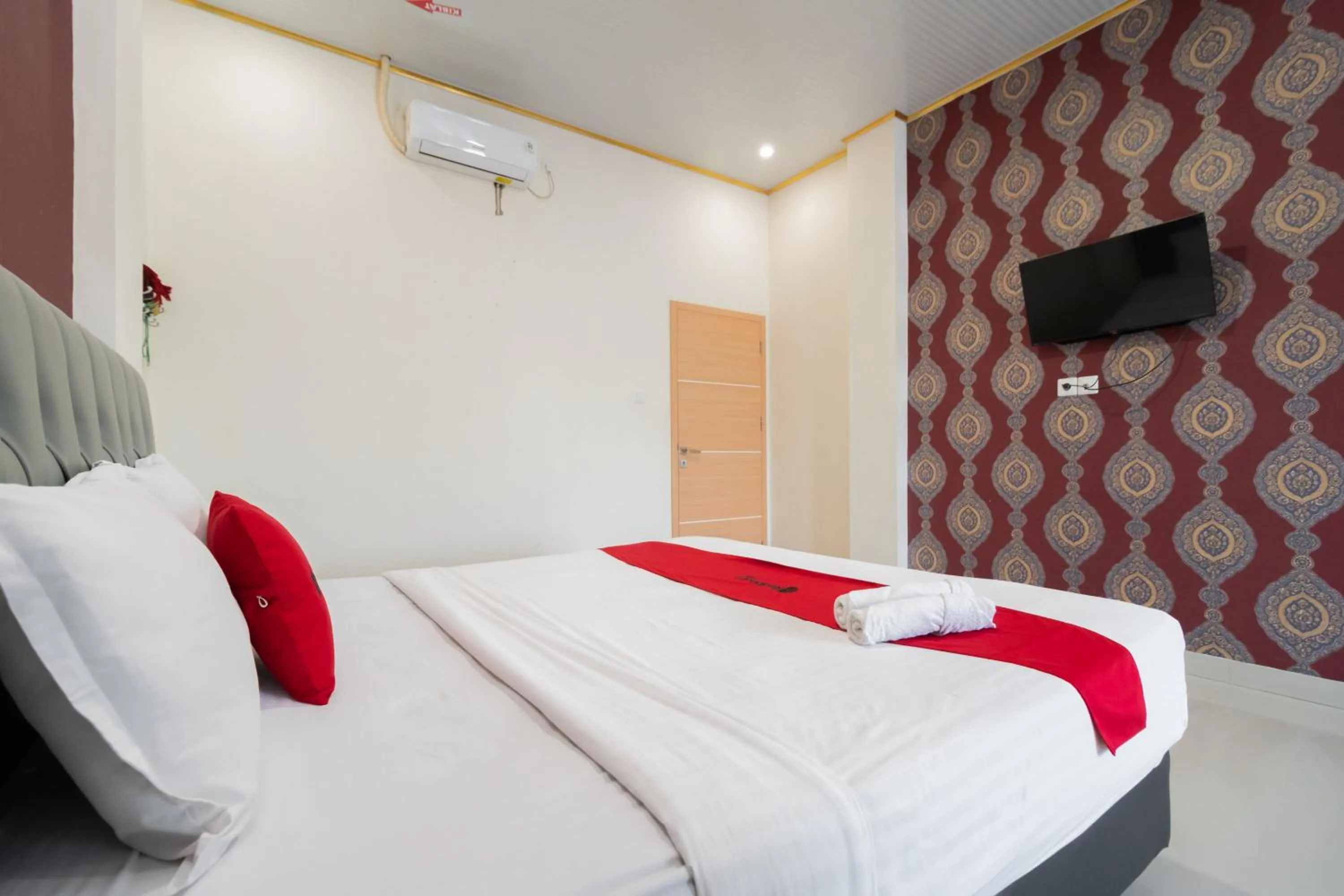 Bedroom, Bed in RedDoorz Syariah near Minangkabau International Aiport