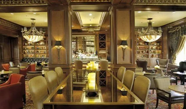 Restaurant/places to eat in Warwick Melrose Hotel