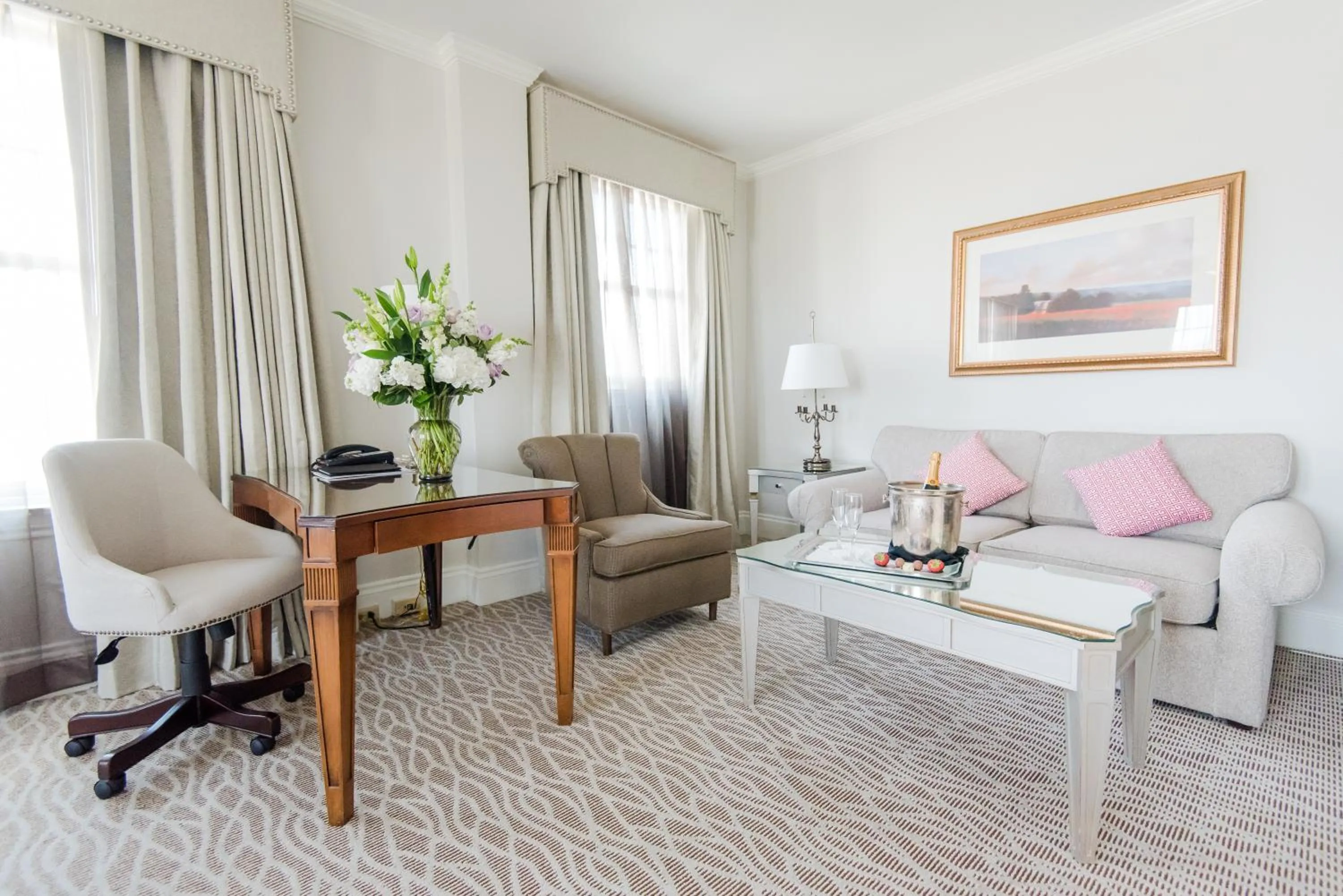 Living room in Warwick Melrose Hotel