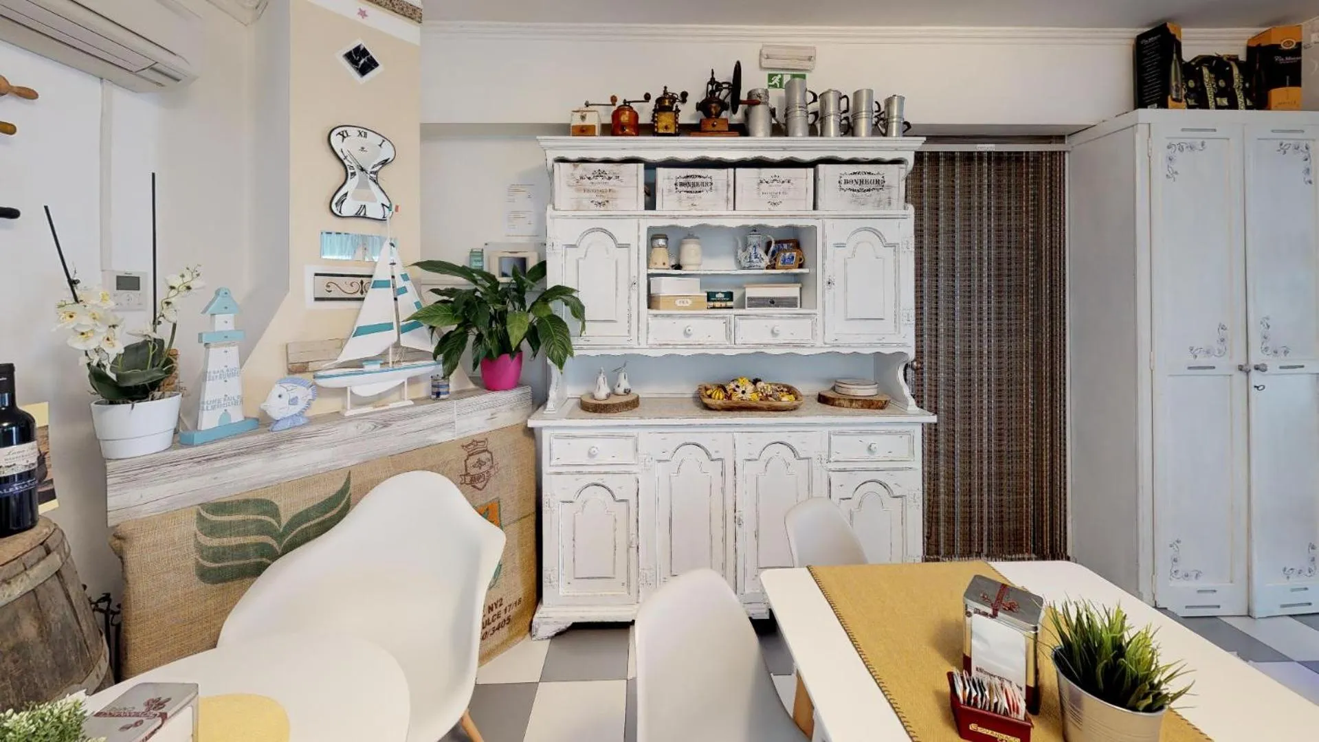 Communal lounge/ TV room in Residence Colibrì Family & Bike