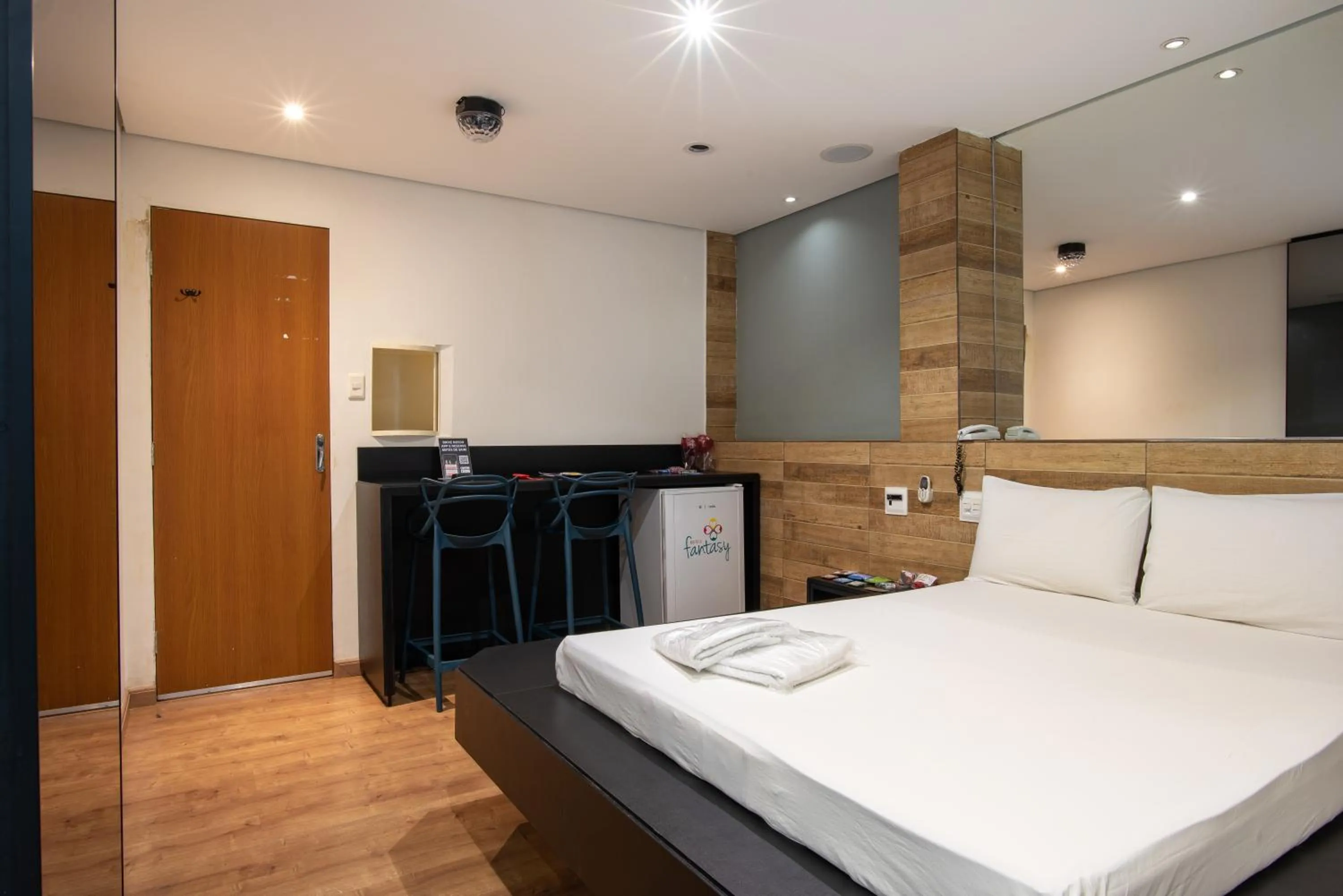 Photo of the whole room, Bed in Motel Fantasy 1