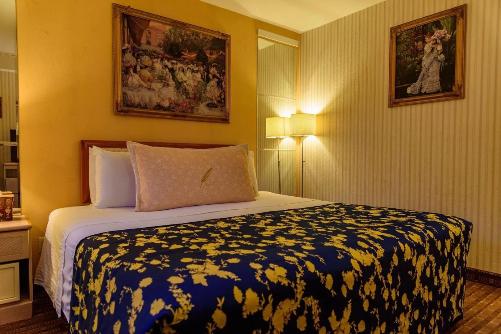 Bed in Flushing Central Hotel 88