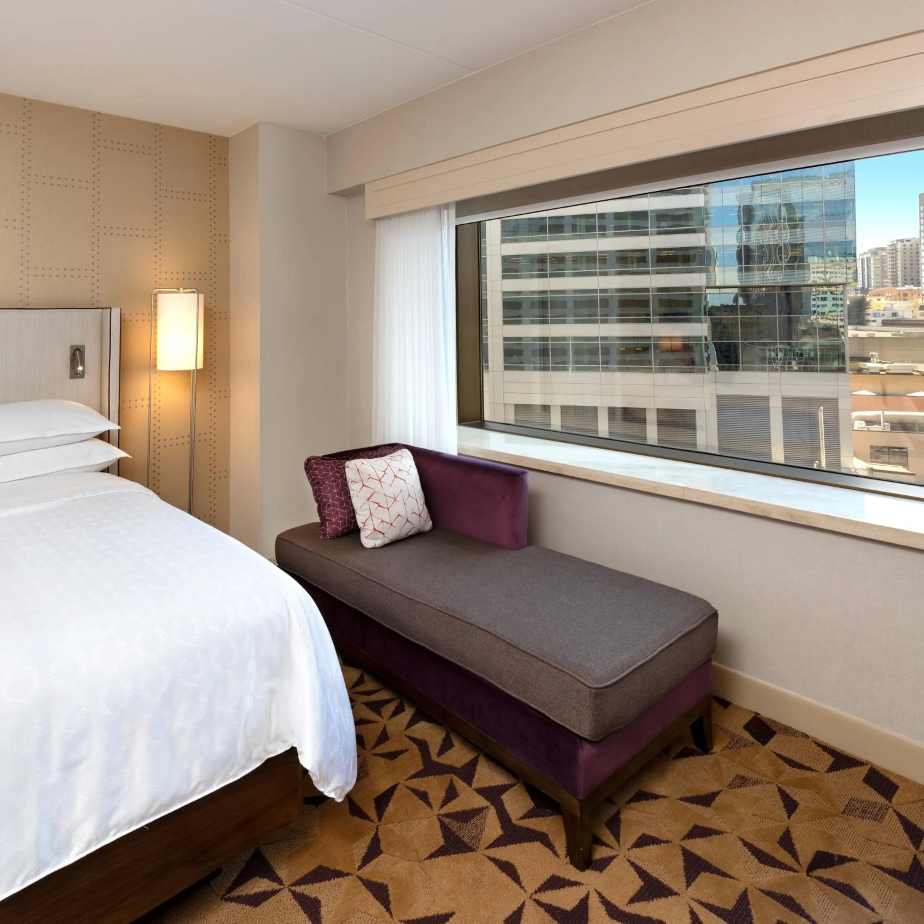 Seating area, Bed in Sheraton Grand Seattle