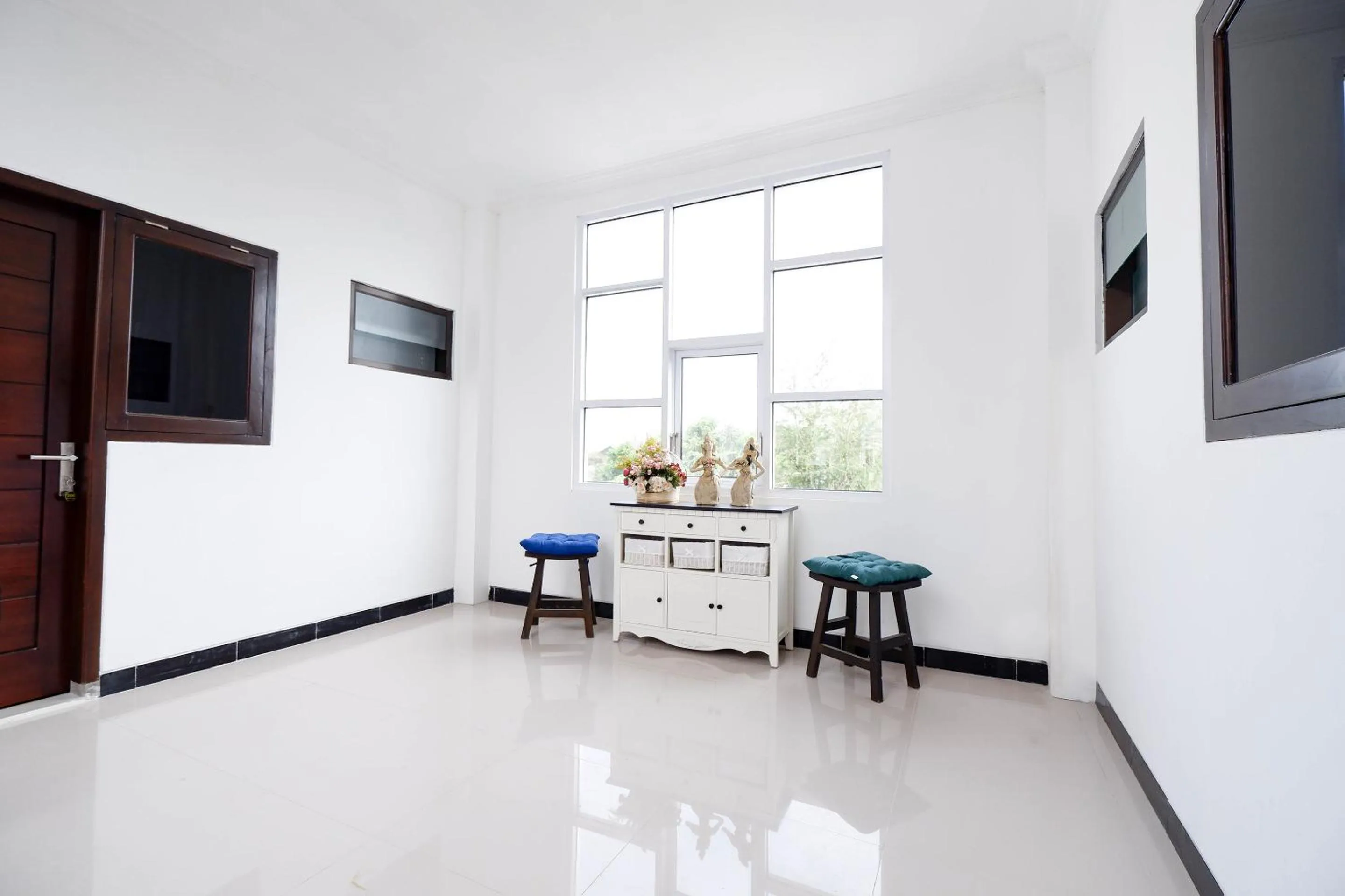 Seating area, Dining Area in Four D'home