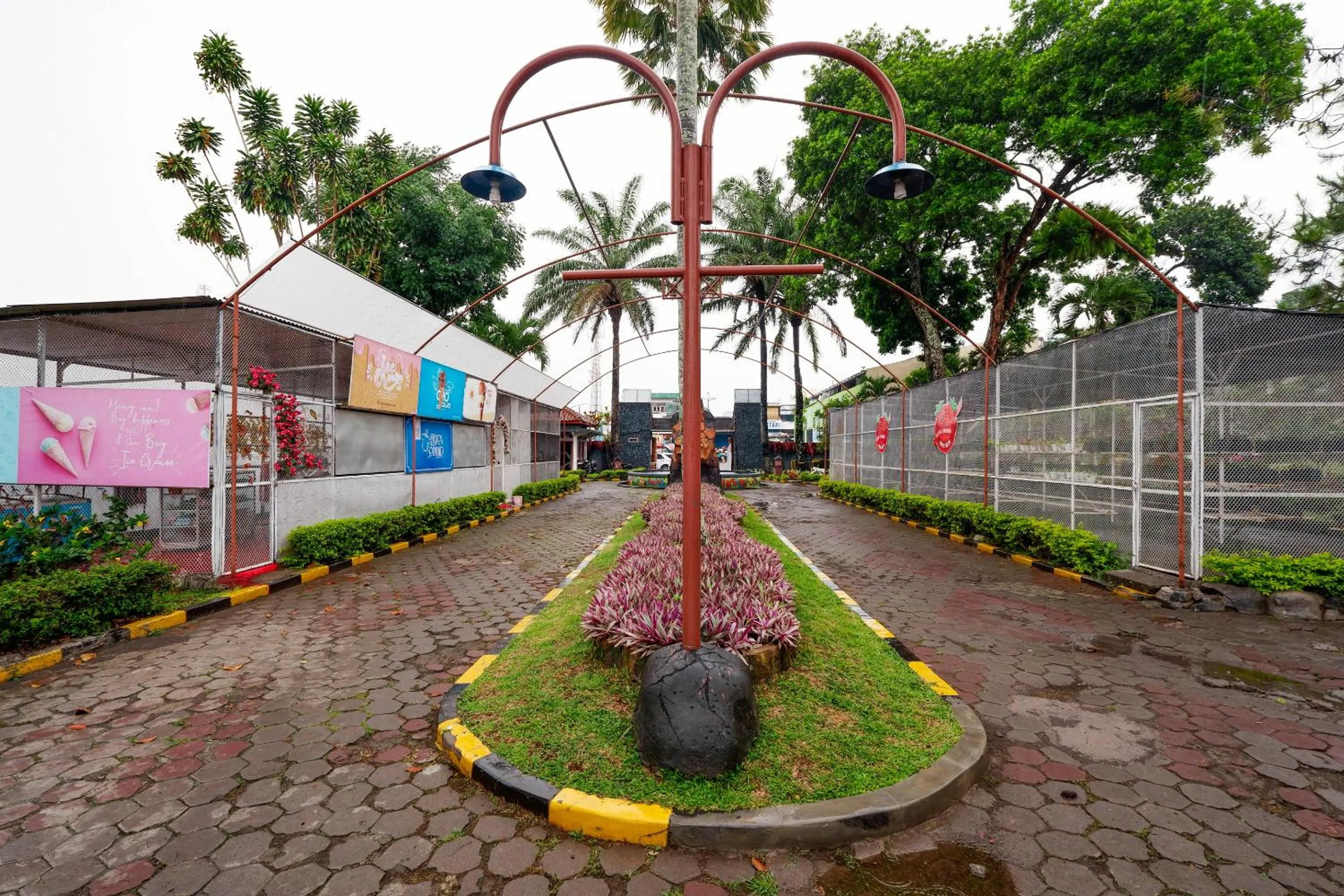 Garden in SUPER OYO Capital O 1808 New Bandungan Indah