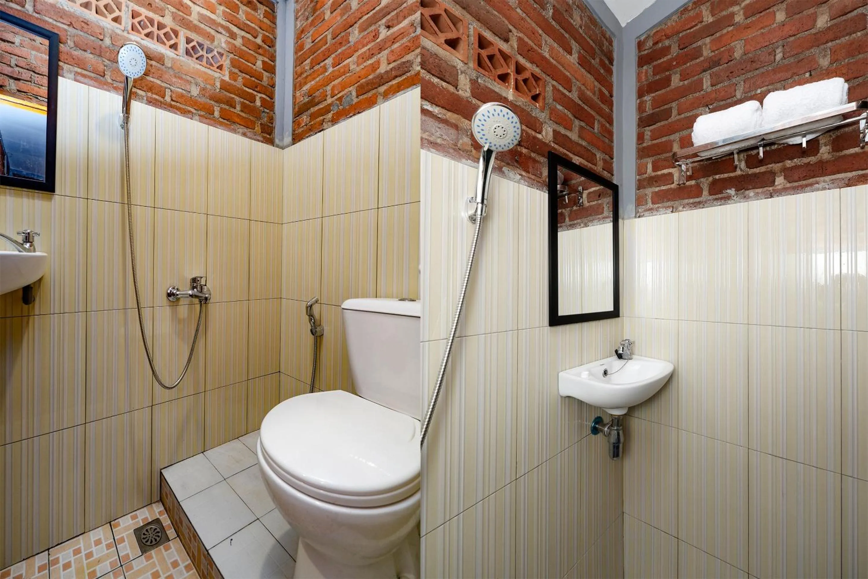 Bathroom in SUPER OYO Capital O 1808 New Bandungan Indah