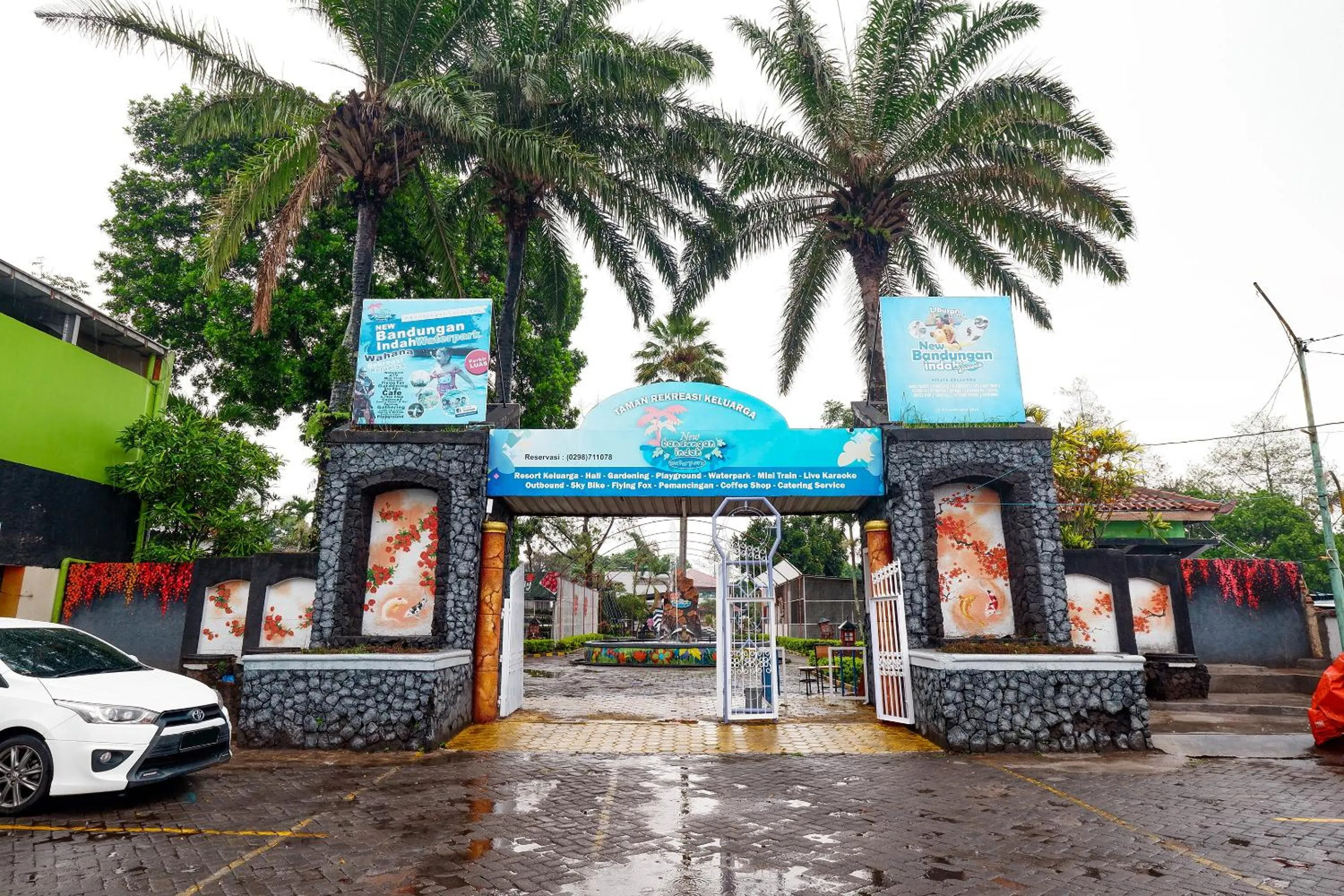 Facade/entrance in SUPER OYO Capital O 1808 New Bandungan Indah