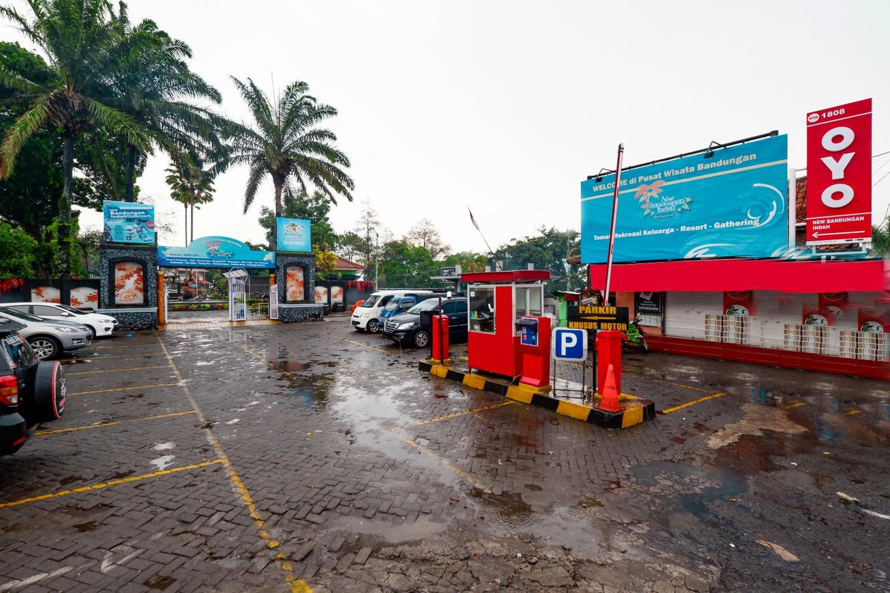 Parking in SUPER OYO Capital O 1808 New Bandungan Indah