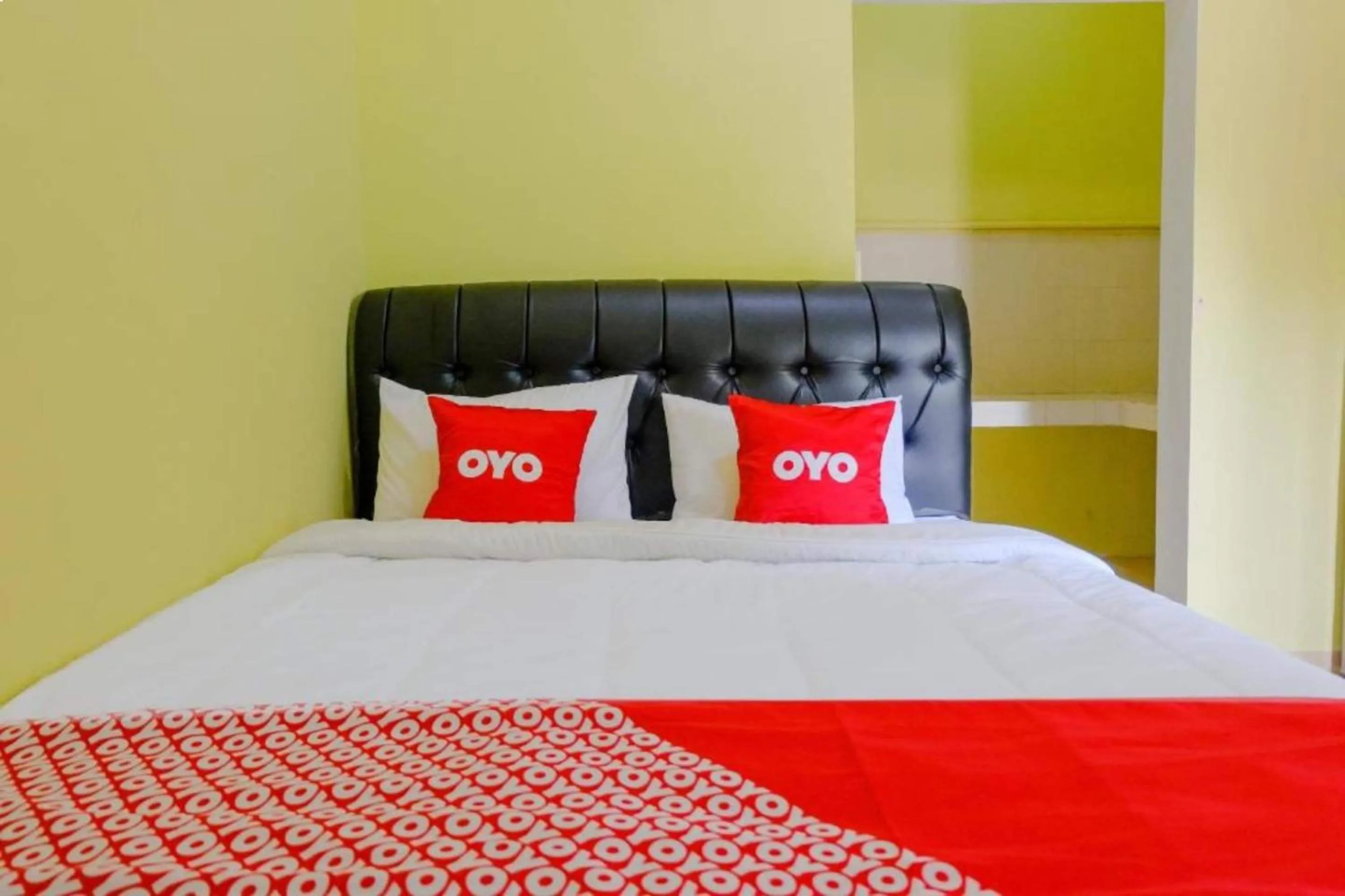 Bedroom, Bed in OYO 1784 Hj. Aniek Residence