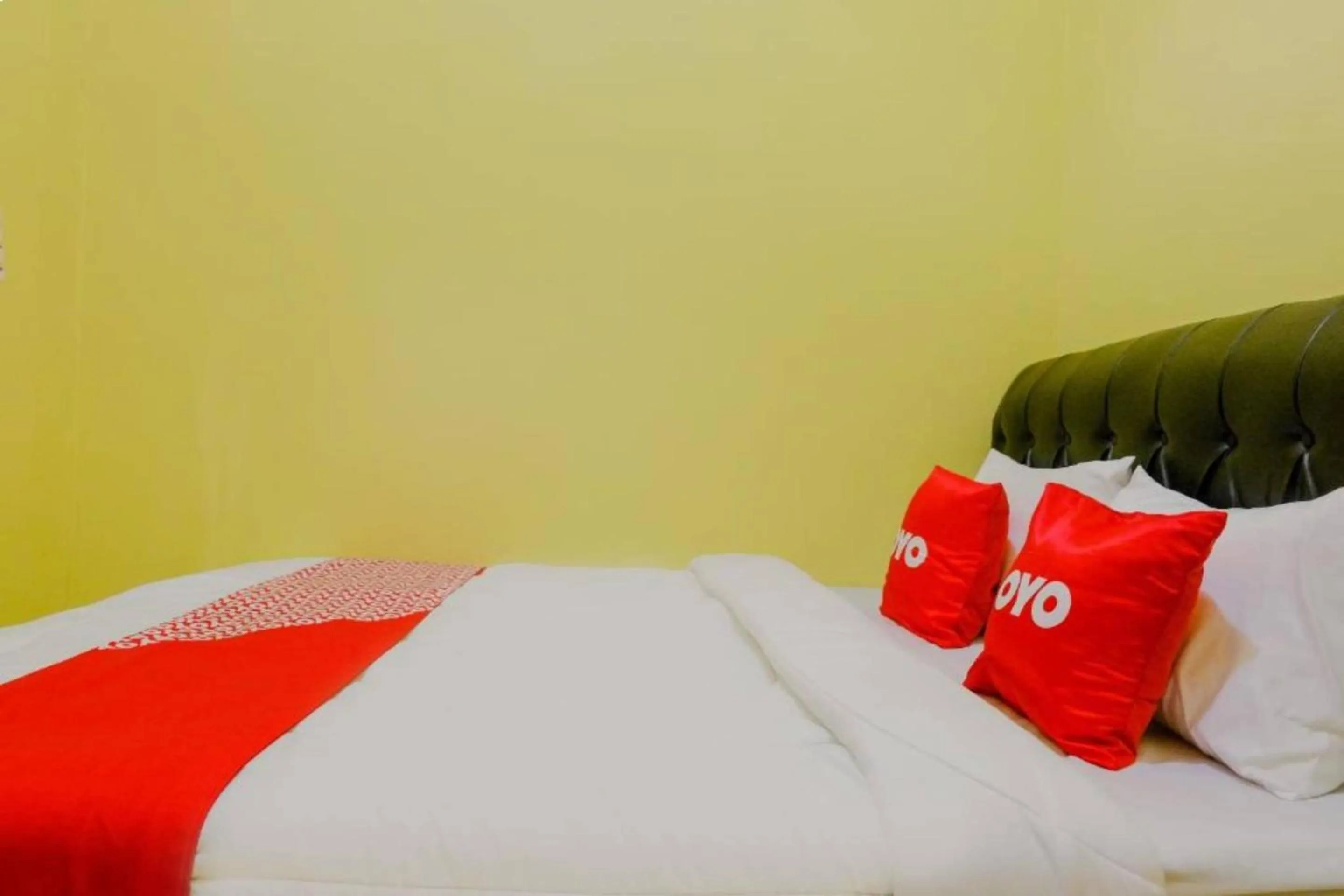 Bedroom, Bed in OYO 1784 Hj. Aniek Residence