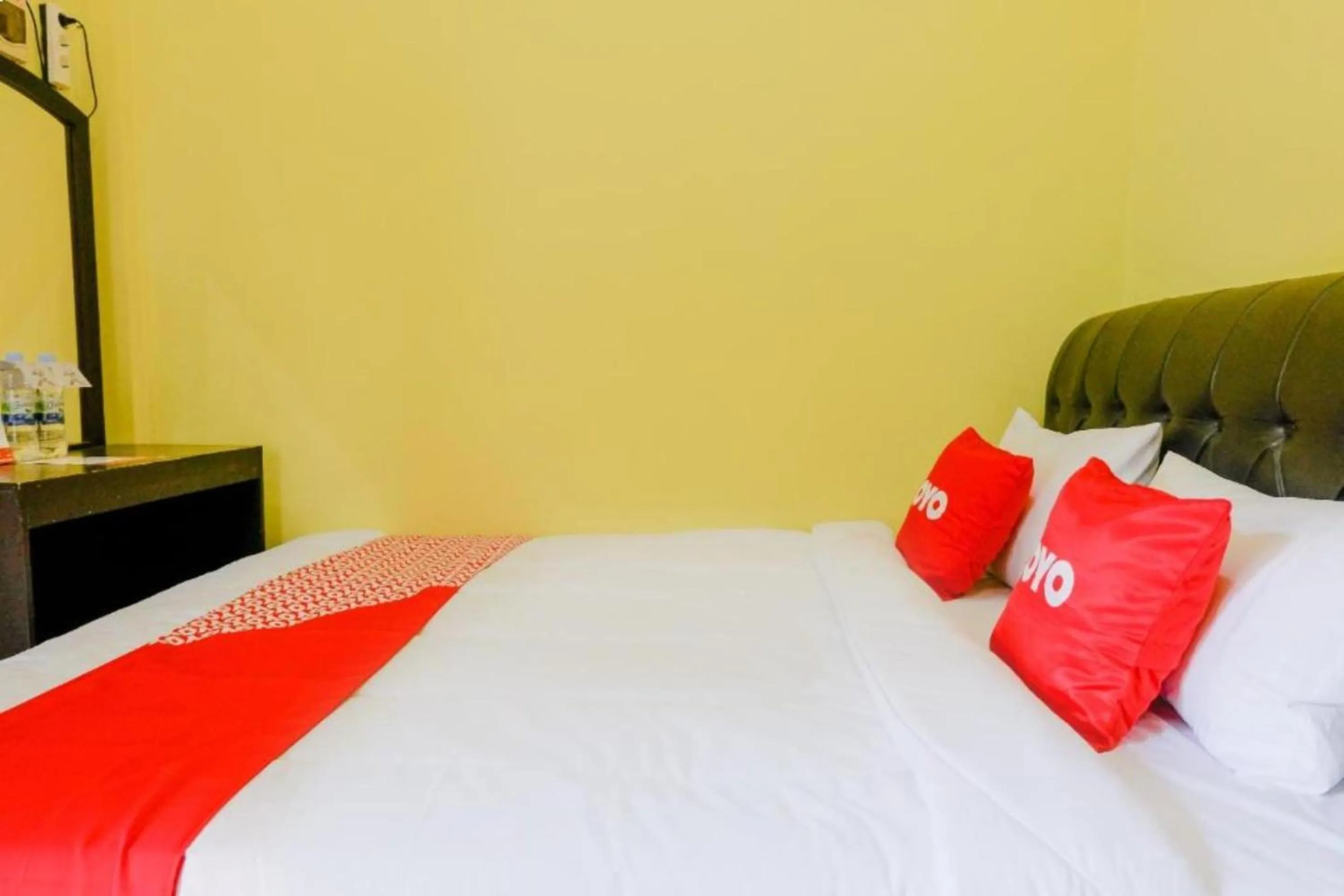 Bedroom, Bed in OYO 1784 Hj. Aniek Residence