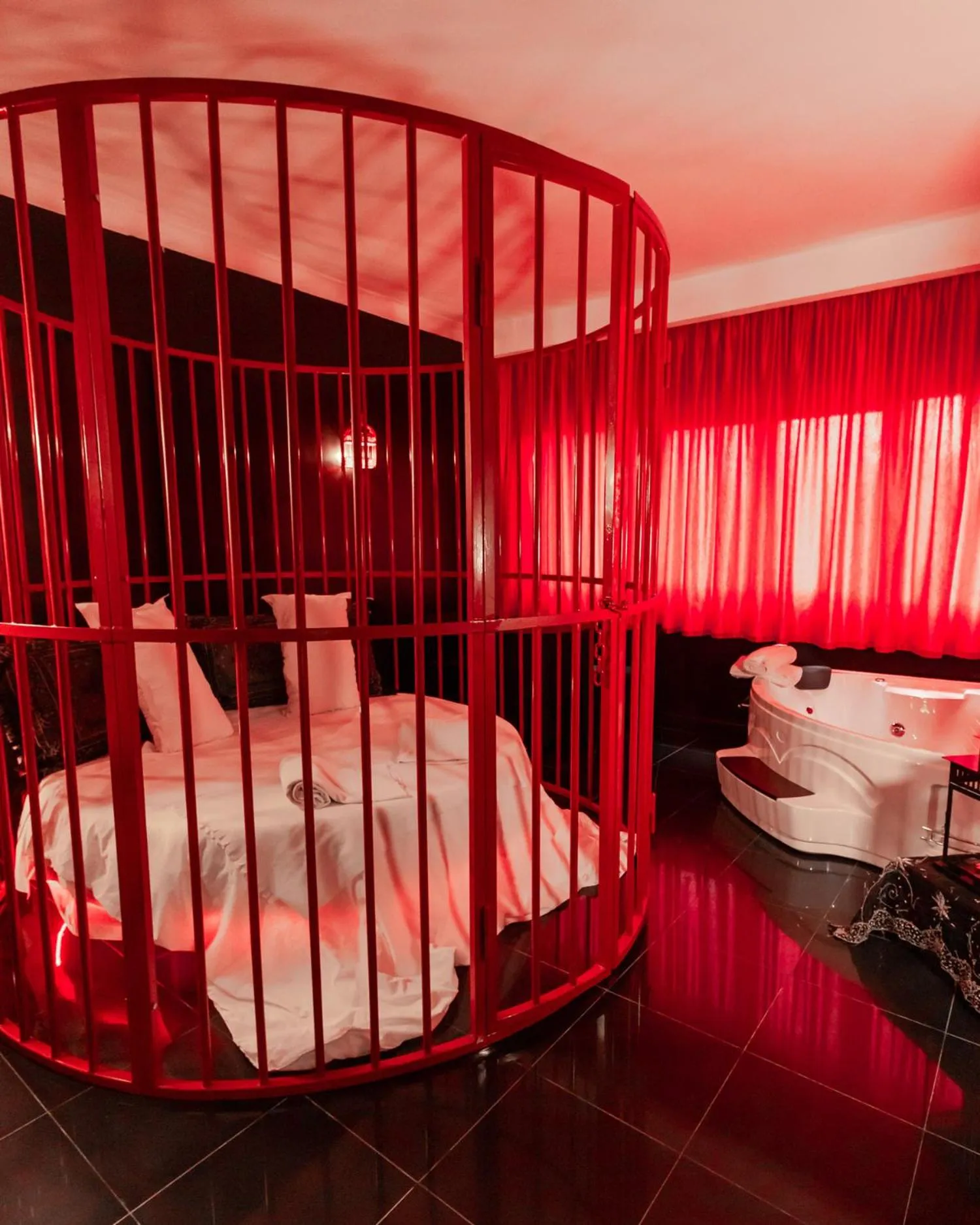 Hot Tub, Bed in Meeting Hotel