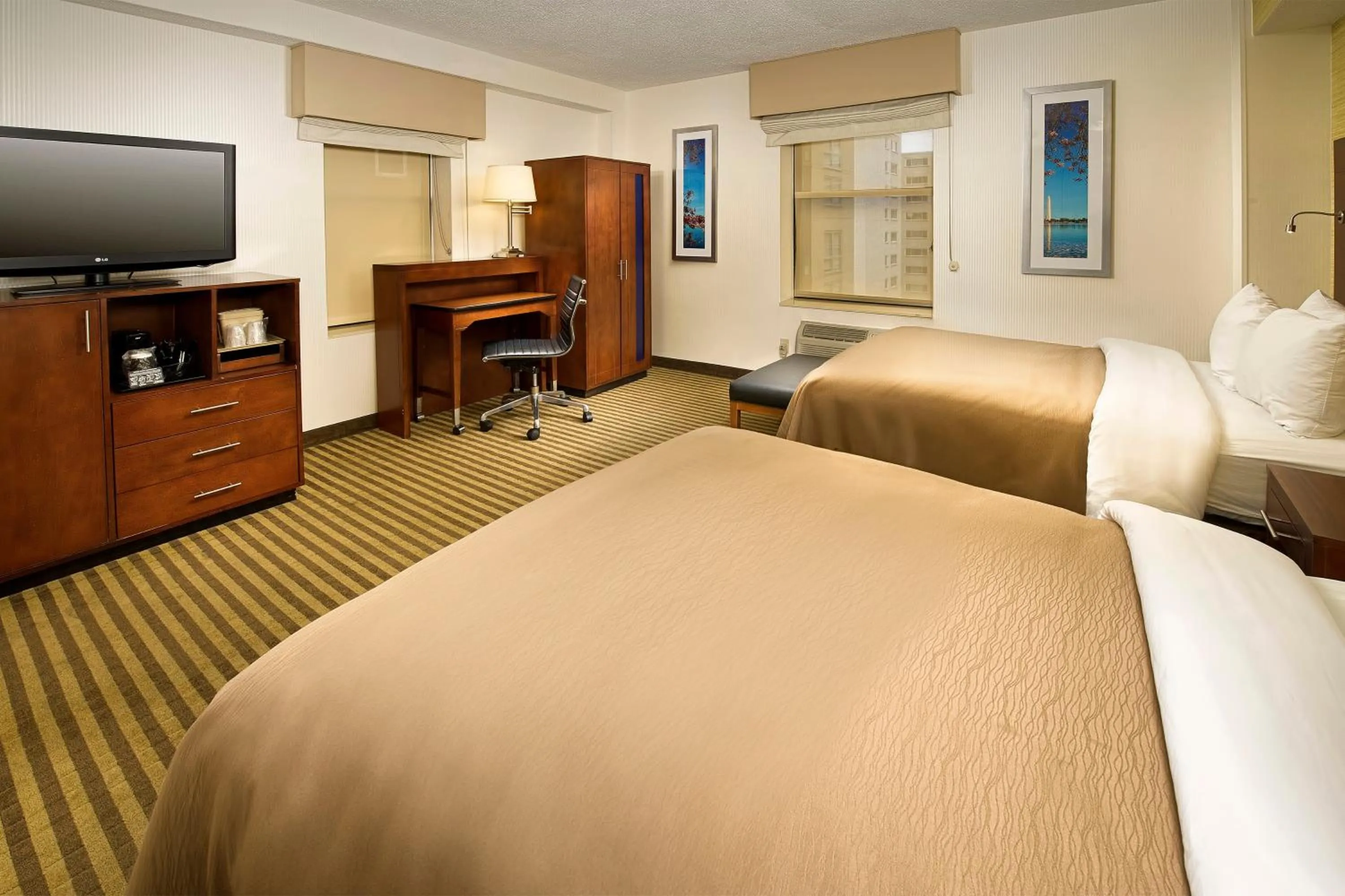 Photo of the whole room, Bed in Comfort Inn Downtown DC-Convention Center
