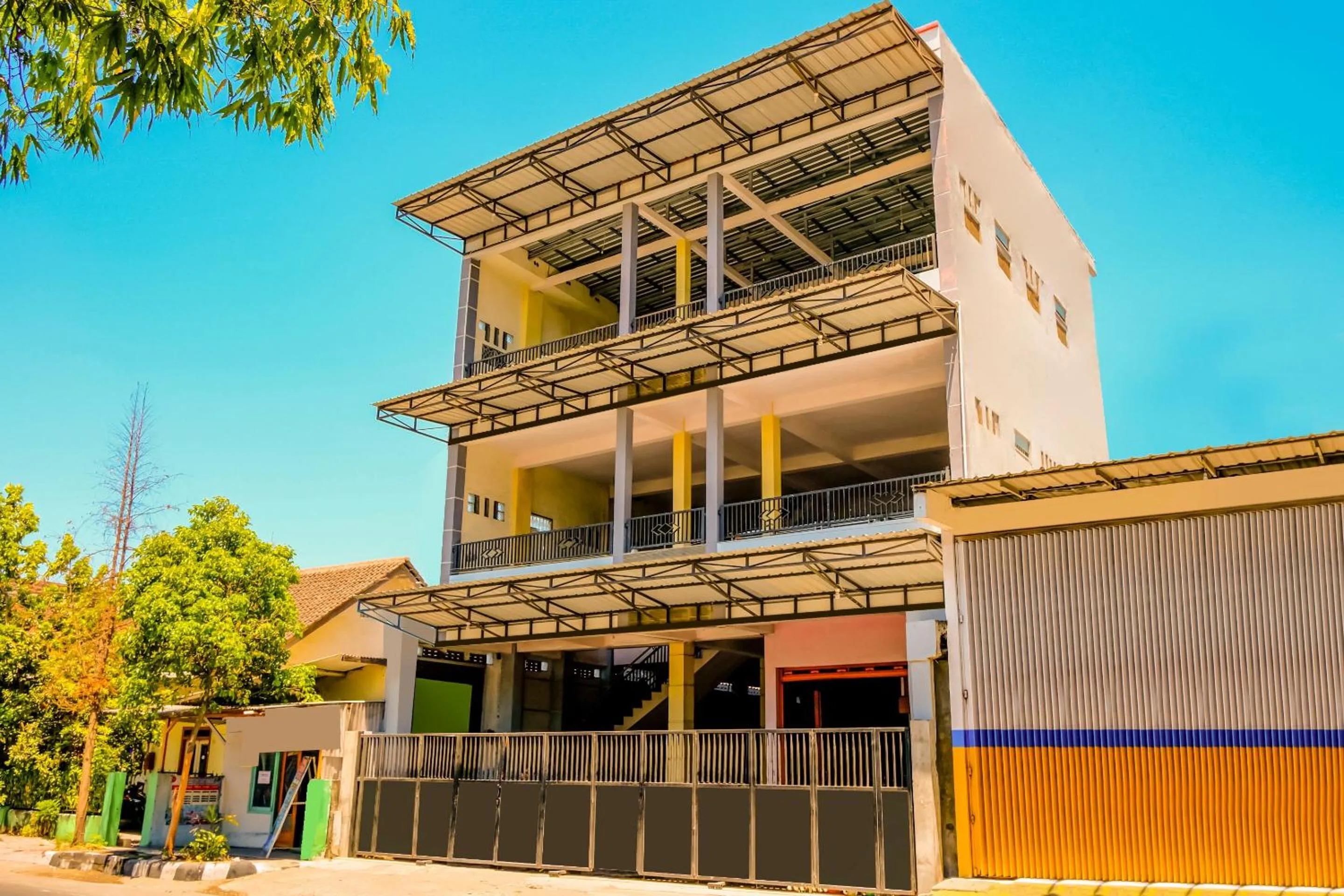 Facade/entrance in Hotel O Family Residence Syariah