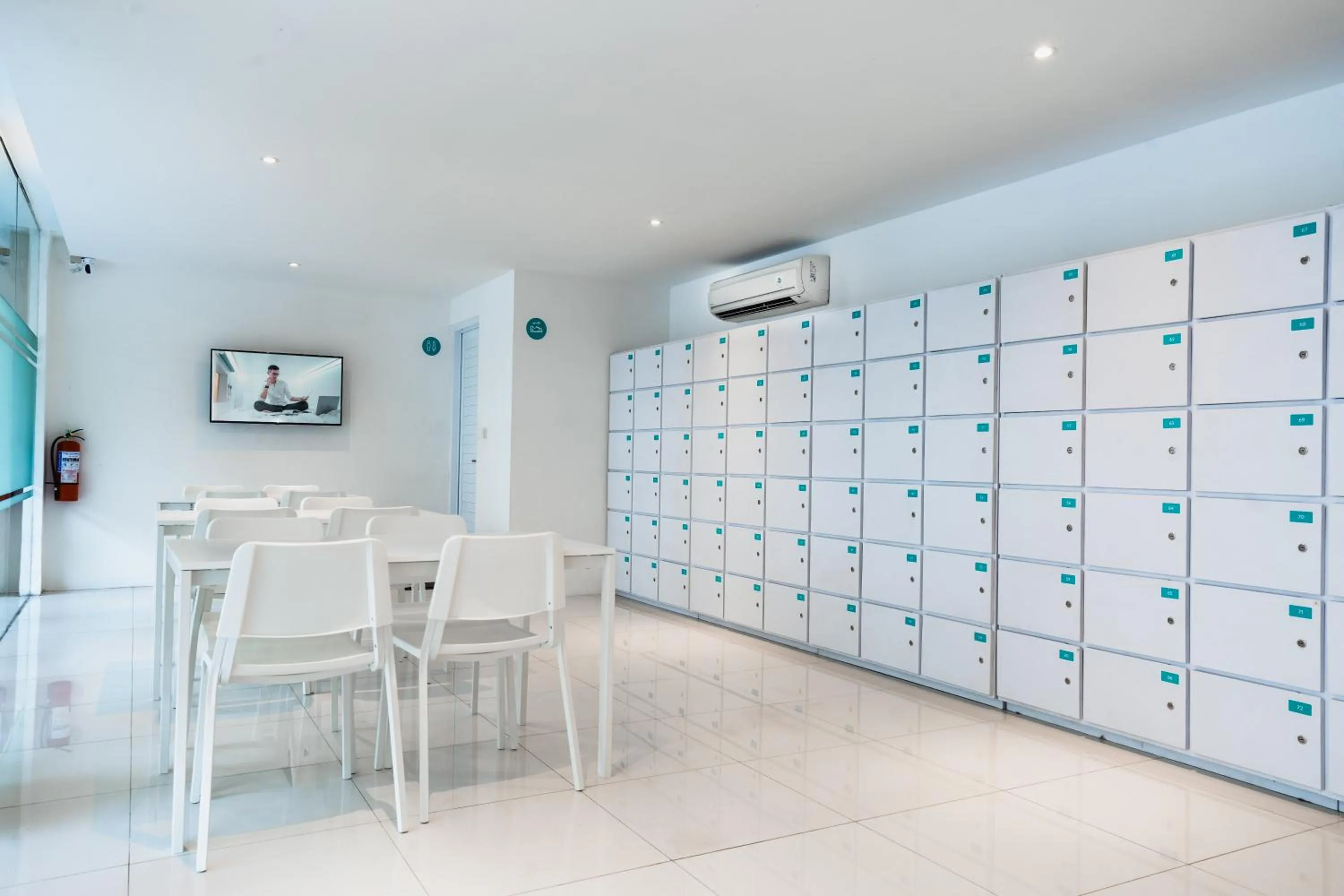 Communal lounge/ TV room in Bobopod Pancoran, Jakarta