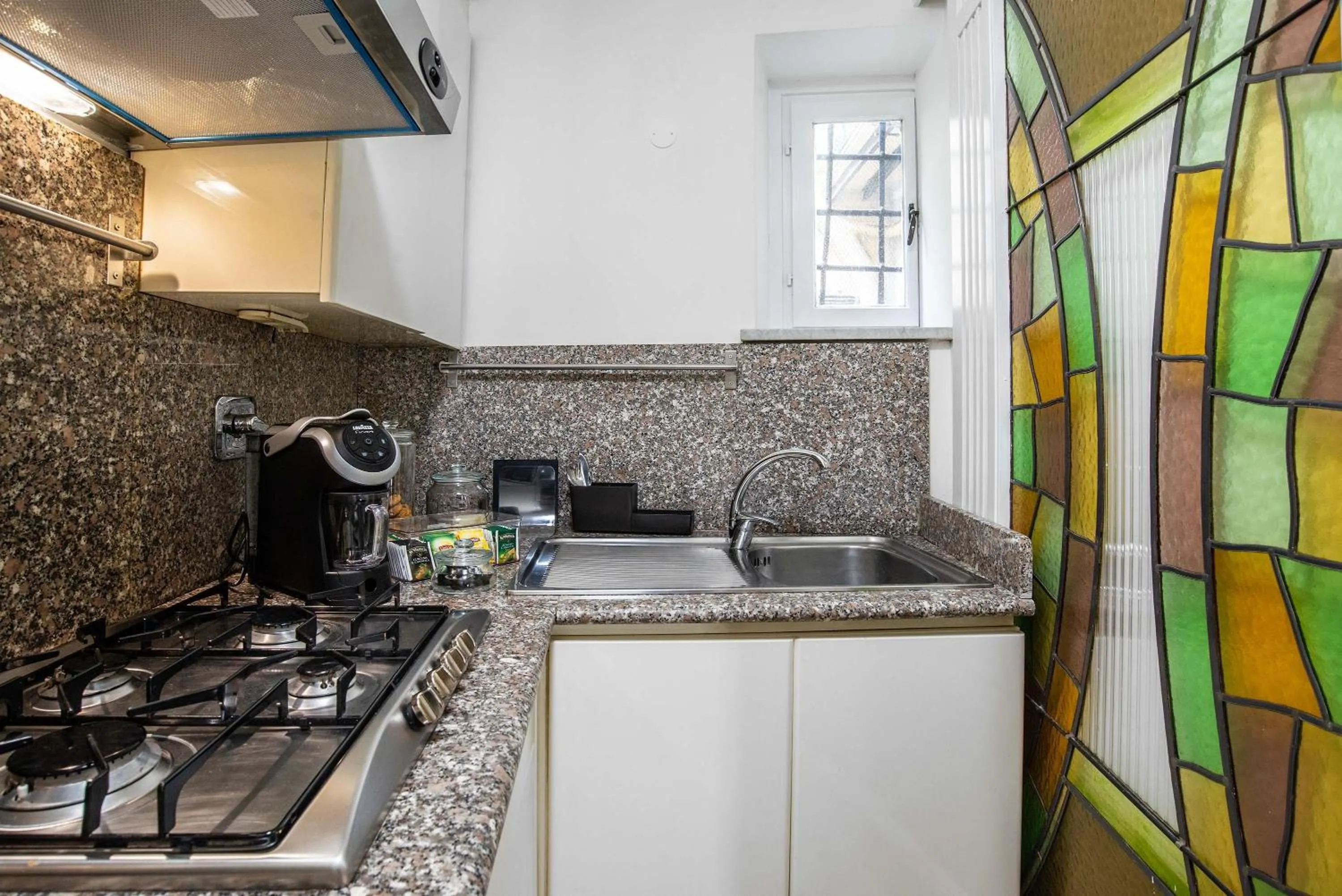 Coffee/tea facilities in Black And White Suite