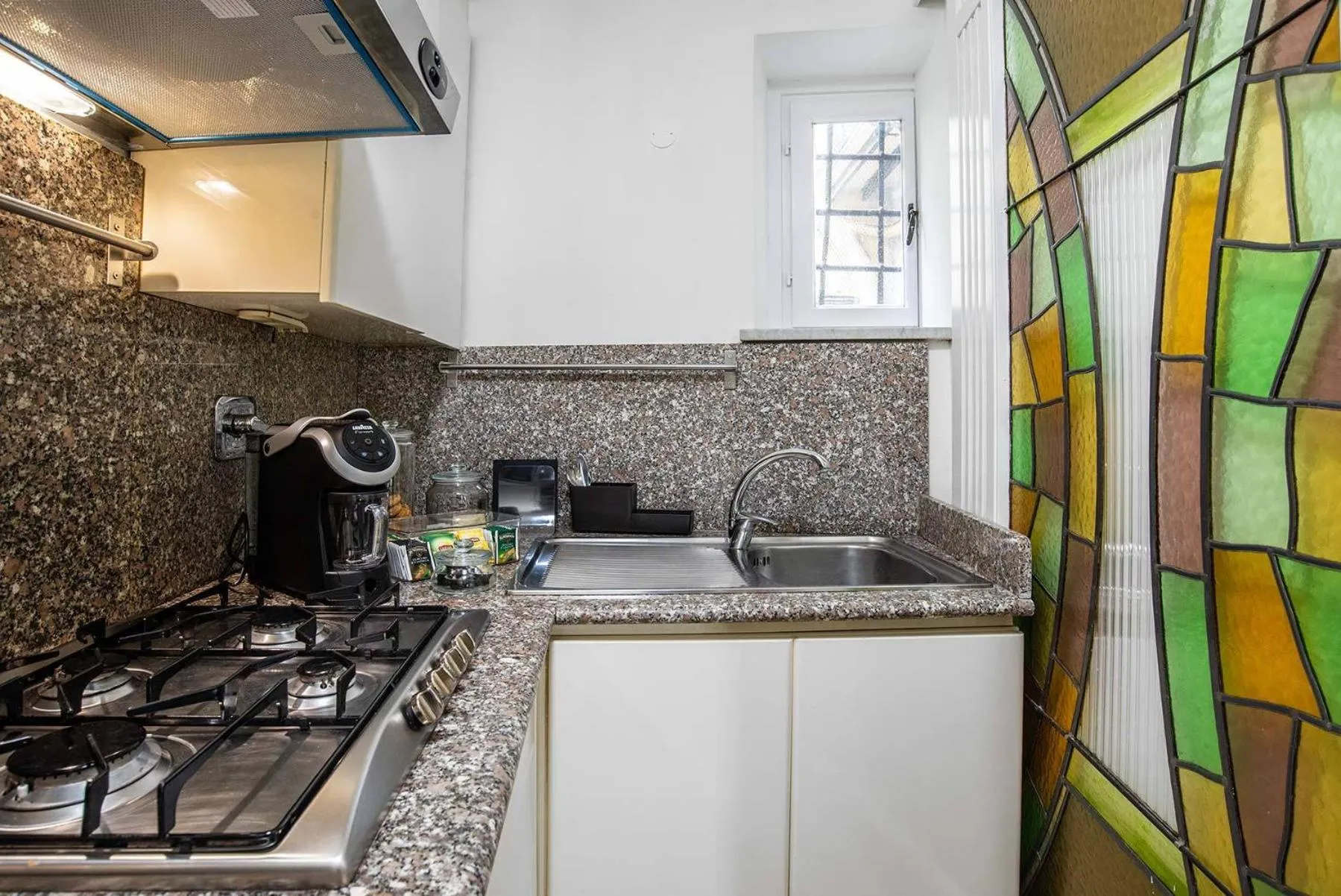 Kitchen or kitchenette in Black And White Suite