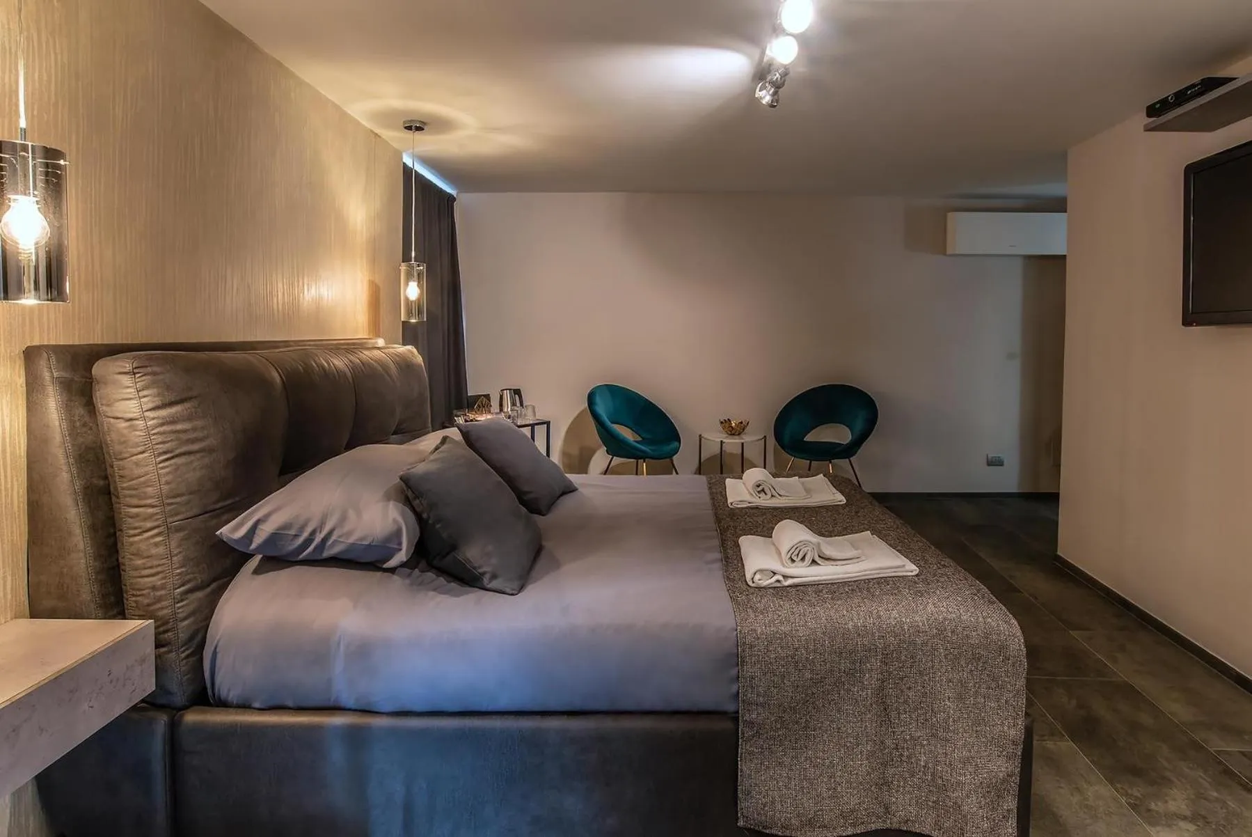 Bedroom, Bed in Black And White Suite