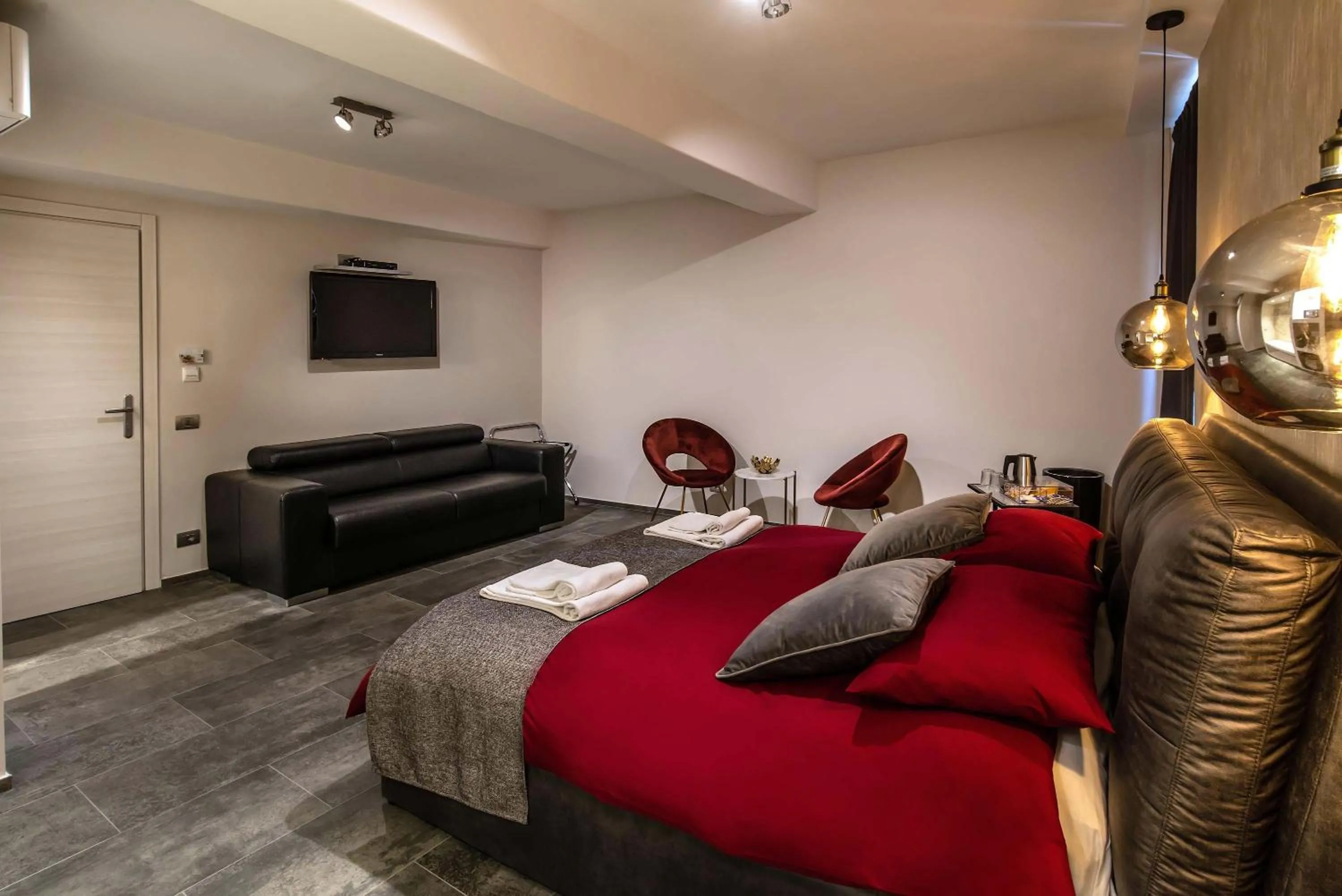 Bedroom, Bed in Black And White Suite