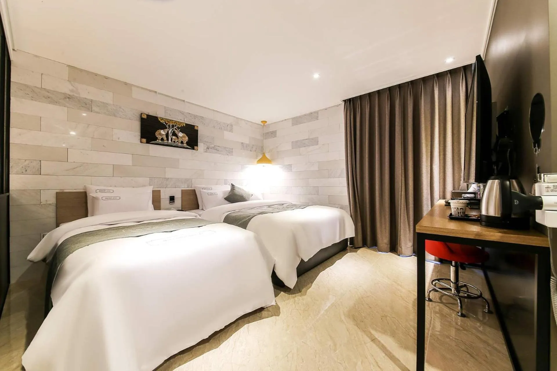 Bed in Docking Hotel