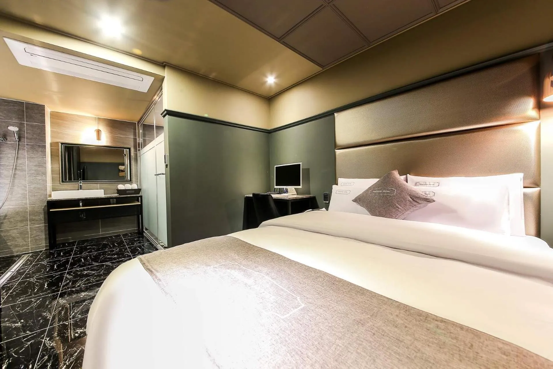 Bed in Docking Hotel