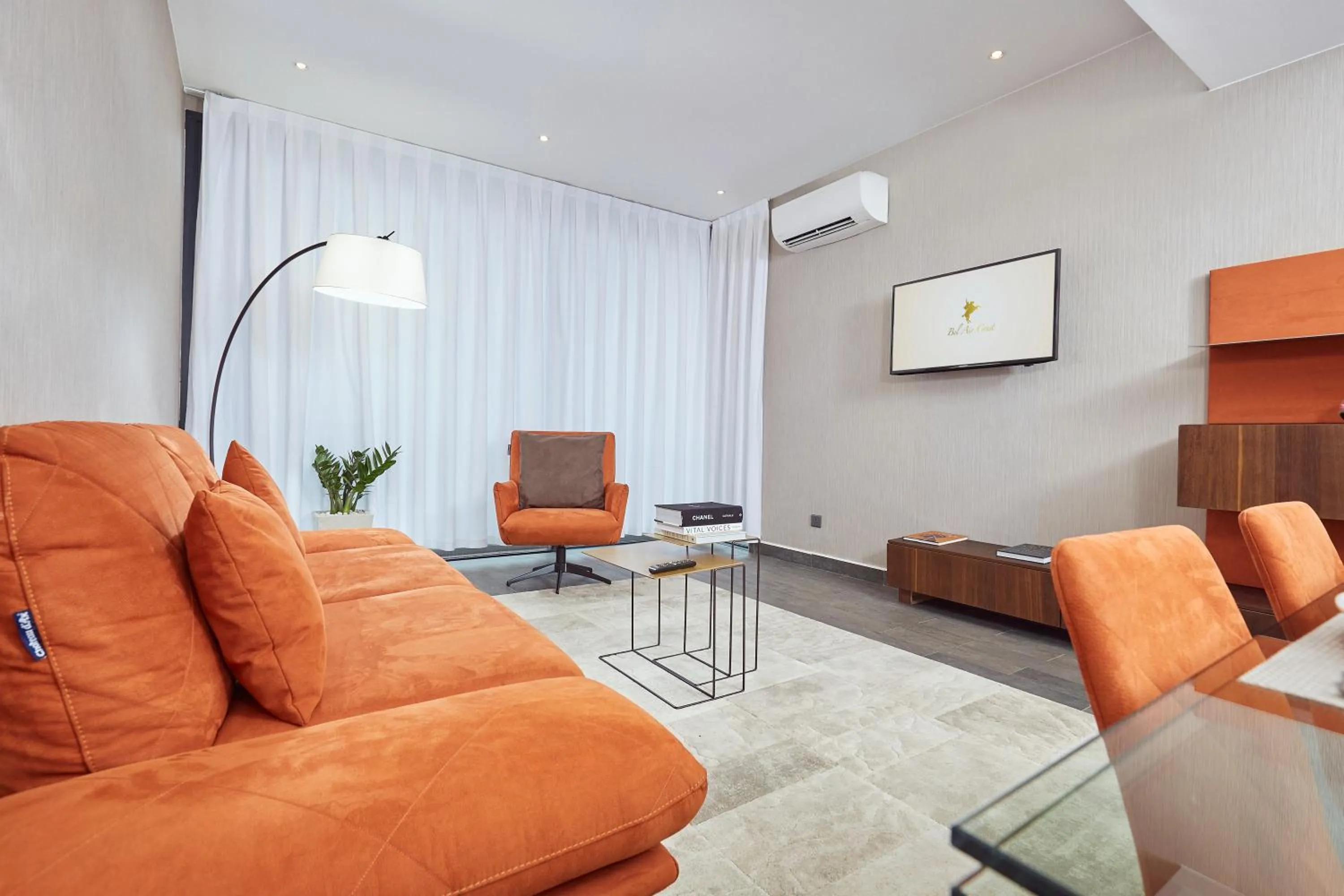 Living room in Bel Air Crest Hotel & Suites