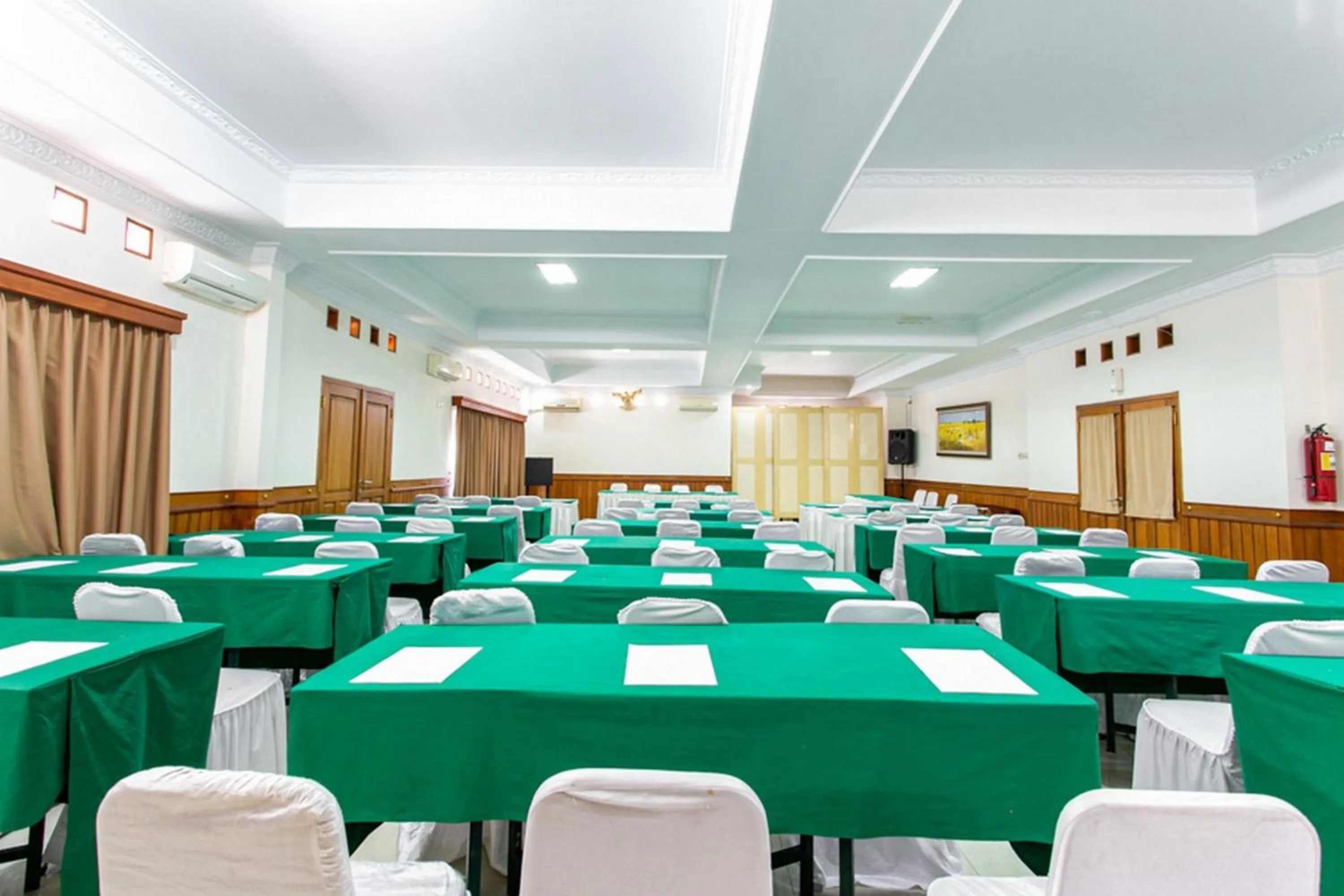 Meeting/conference room in RedDoorz Plus near Alun Alun Karanganyar