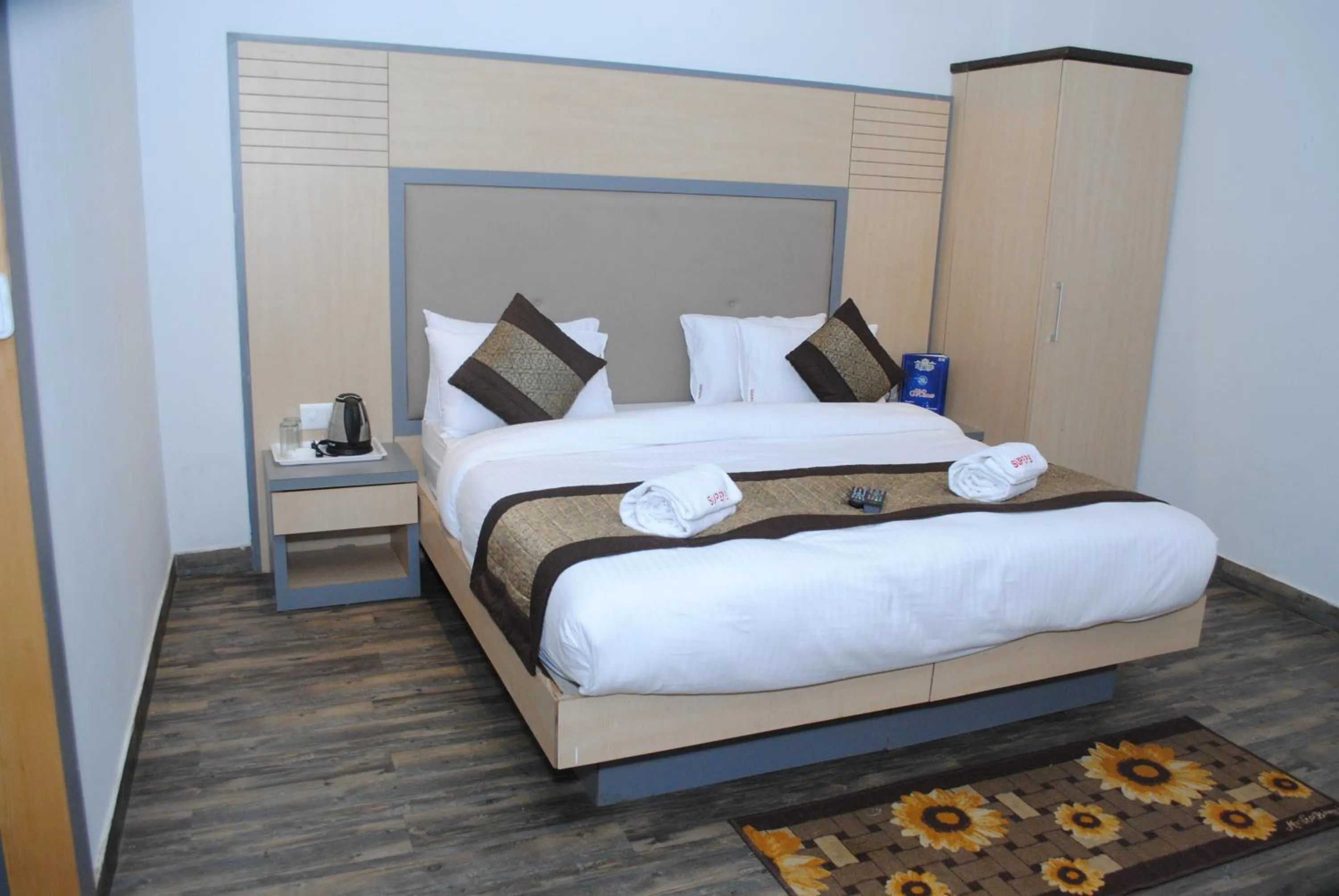 Bedroom, Bed in Hotel Superb 5 Mins Walk From New Delhi Station