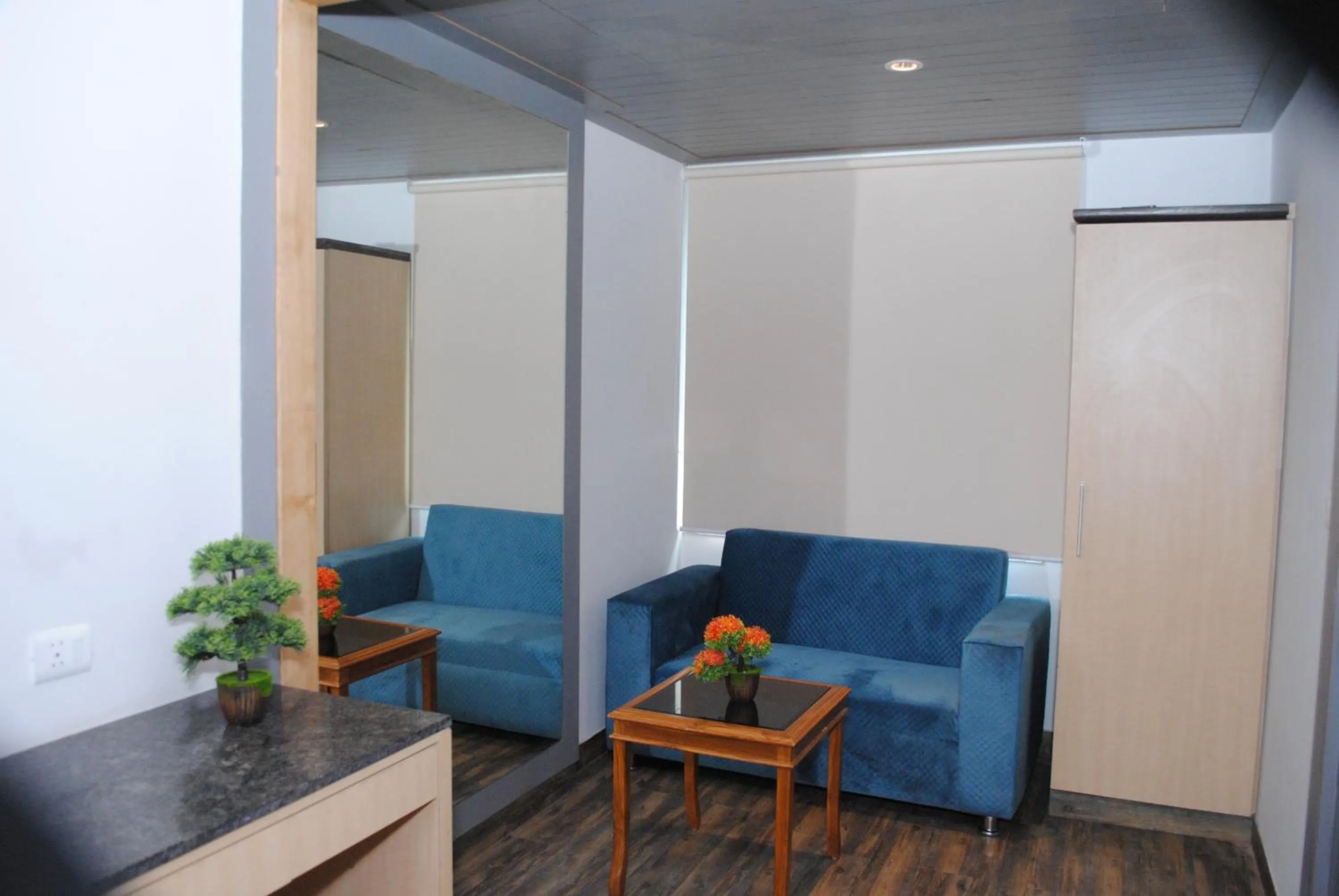 Seating area in Hotel Superb 5 Mins Walk From New Delhi Station