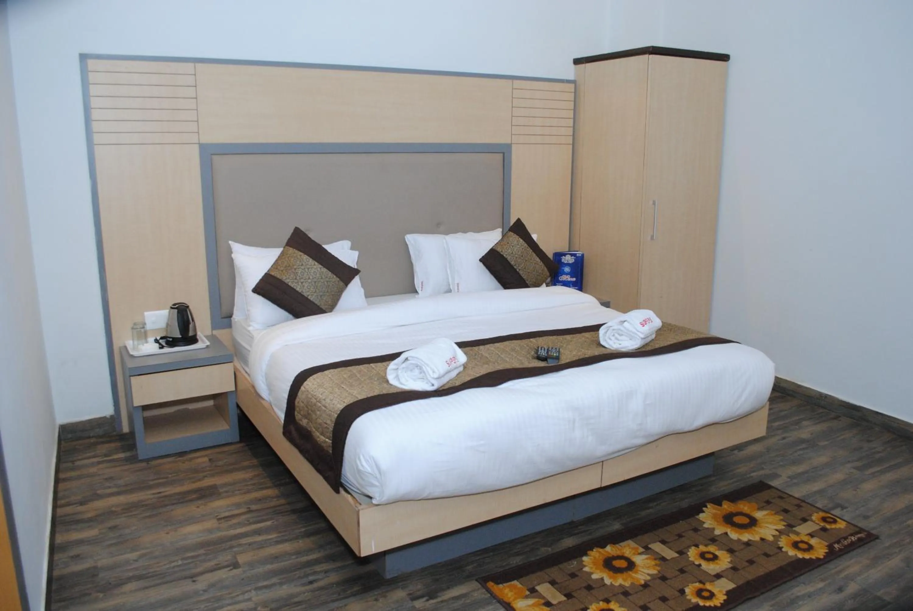Bedroom, Bed in Hotel Superb 5 Mins Walk From New Delhi Station