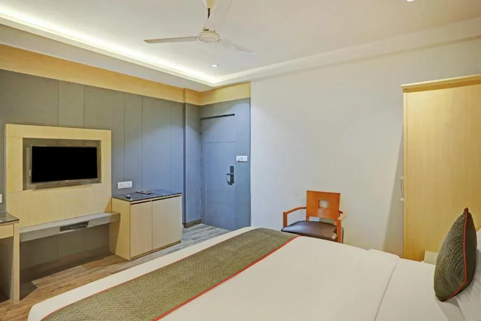 Communal lounge/ TV room, Bed in Hotel Superb 5 Mins Walk From New Delhi Station