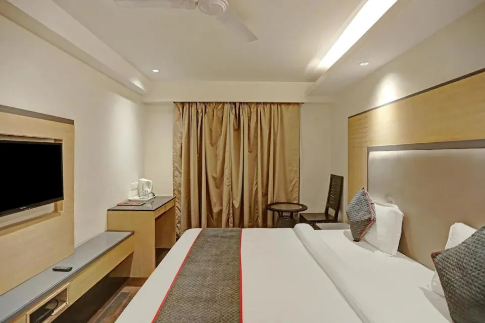 Communal lounge/ TV room, Bed in Hotel Superb 5 Mins Walk From New Delhi Station