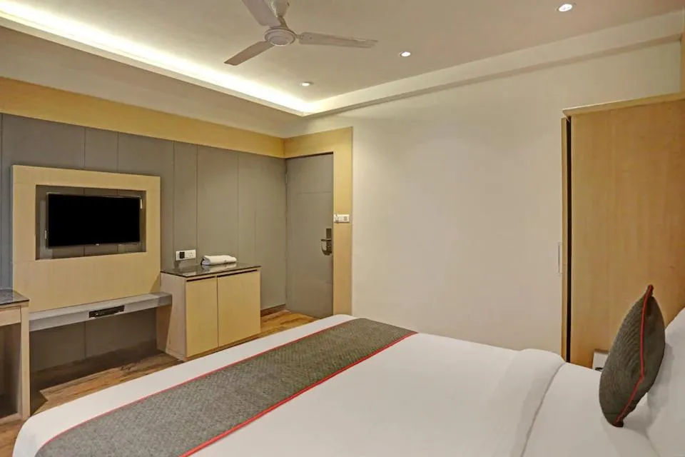 Communal lounge/ TV room, Bed in Hotel Superb 5 Mins Walk From New Delhi Station