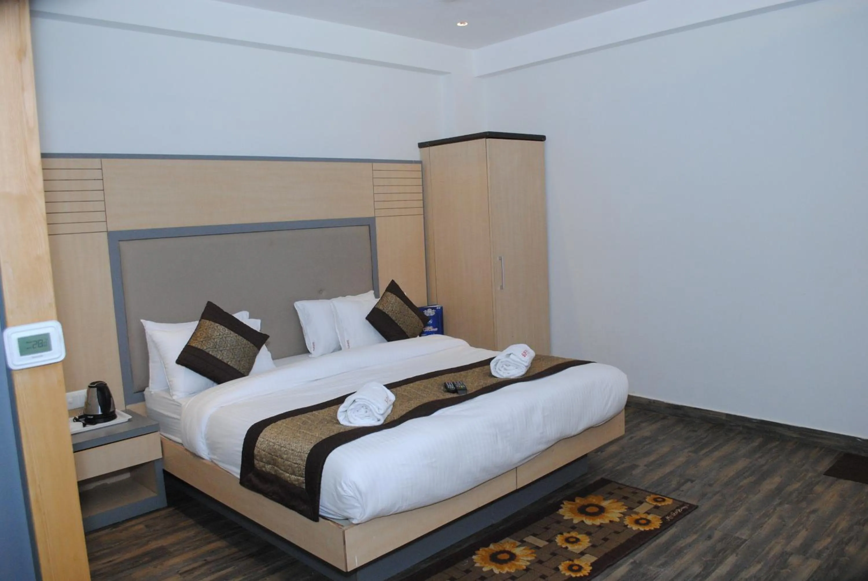 Bedroom, Bed in Hotel Superb 5 Mins Walk From New Delhi Station